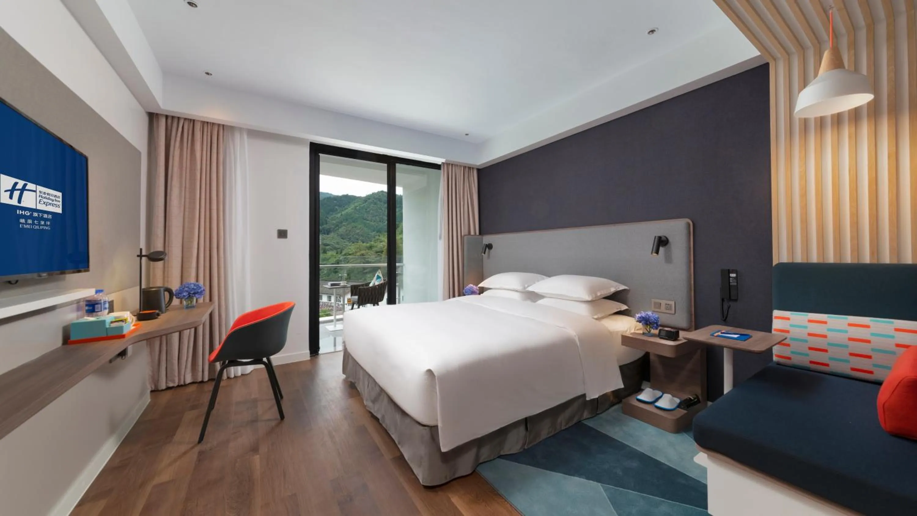 Photo of the whole room, Bed in Holiday Inn Express Qiliping by IHG