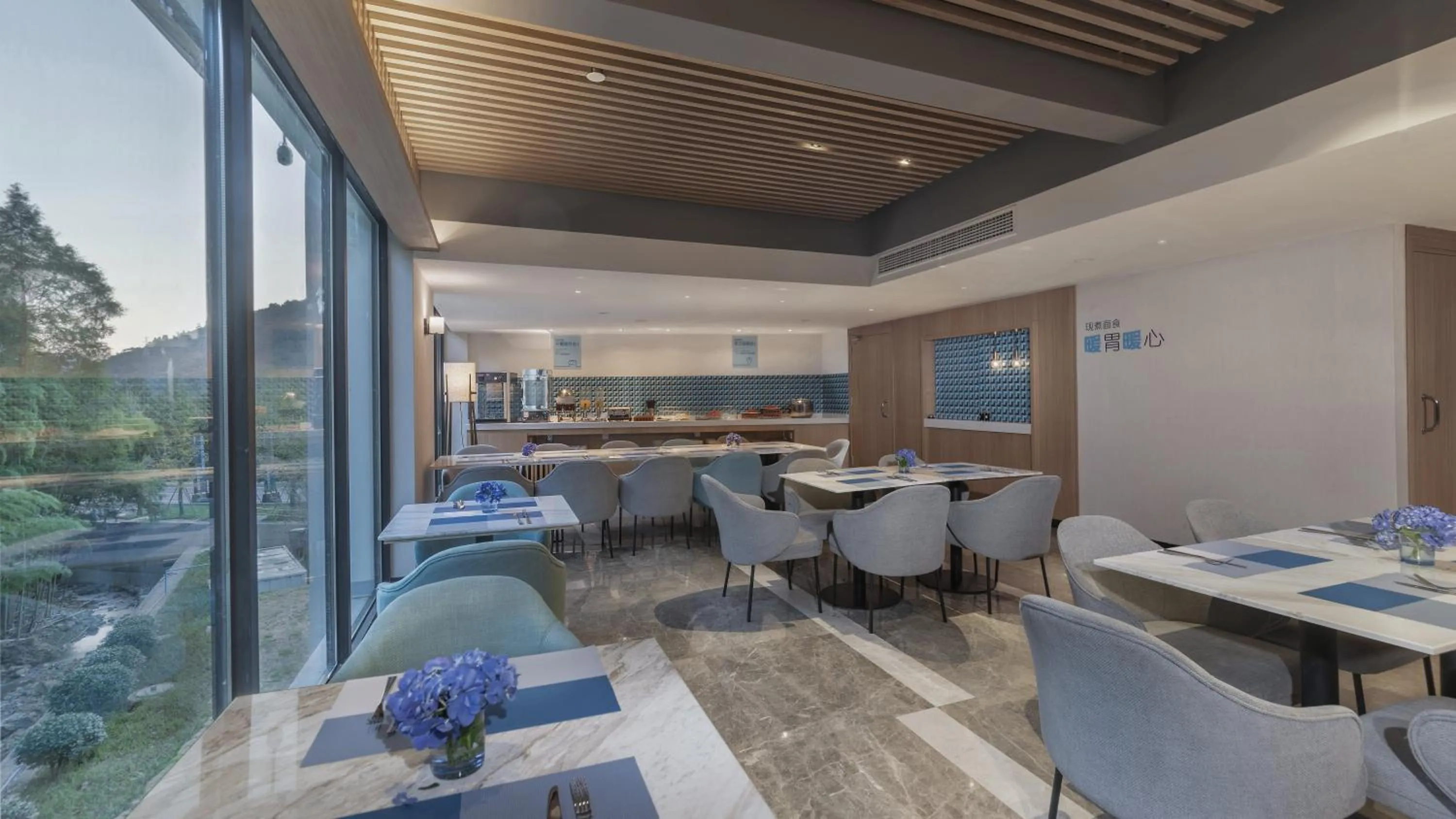 Restaurant/places to eat in Holiday Inn Express Qiliping by IHG