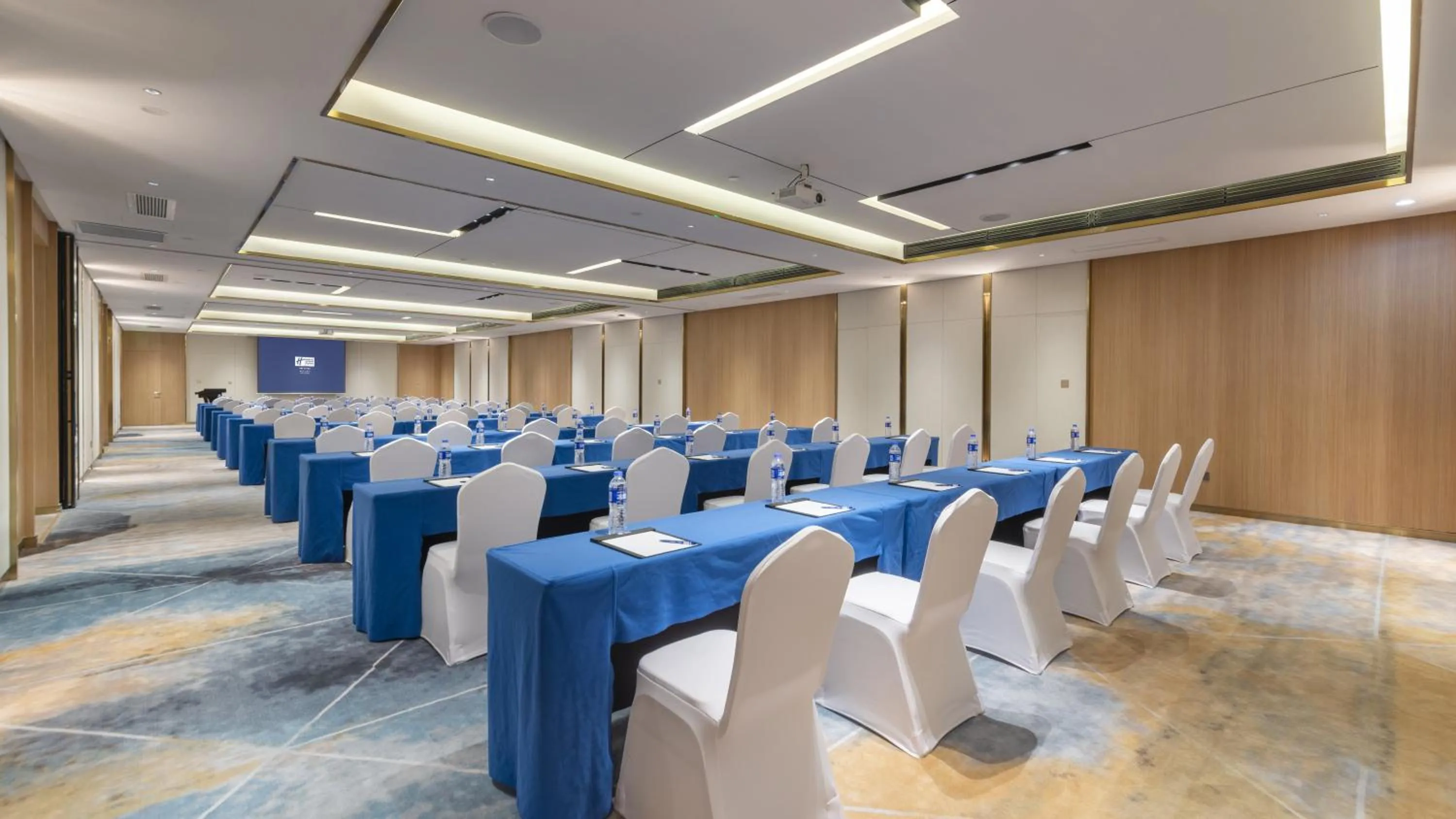 Meeting/conference room in Holiday Inn Express Qiliping by IHG