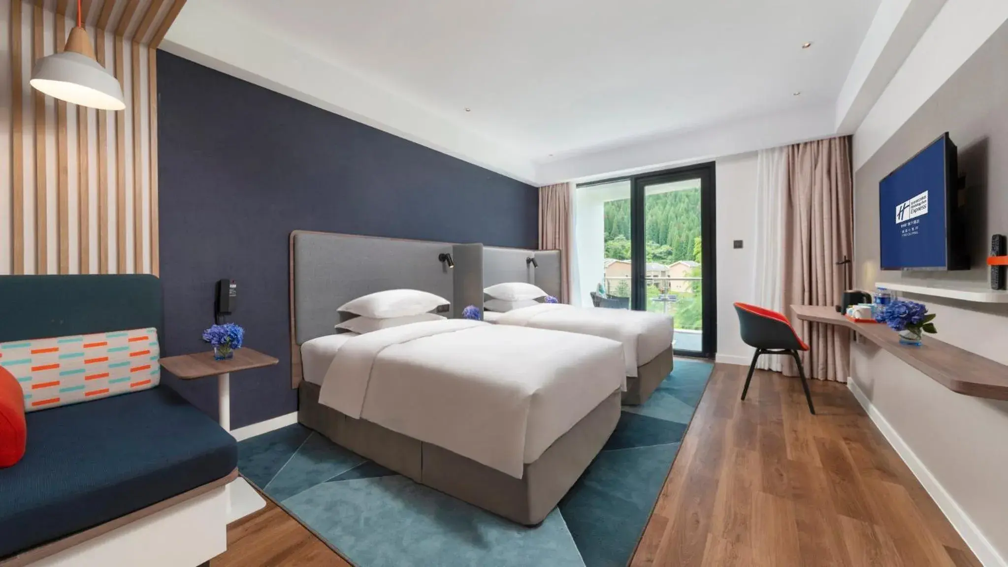 Standard Double Room with Balcony in Holiday Inn Express Qiliping by IHG Standard Double Room with Balcony in Holiday Inn Express Qiliping by IHG