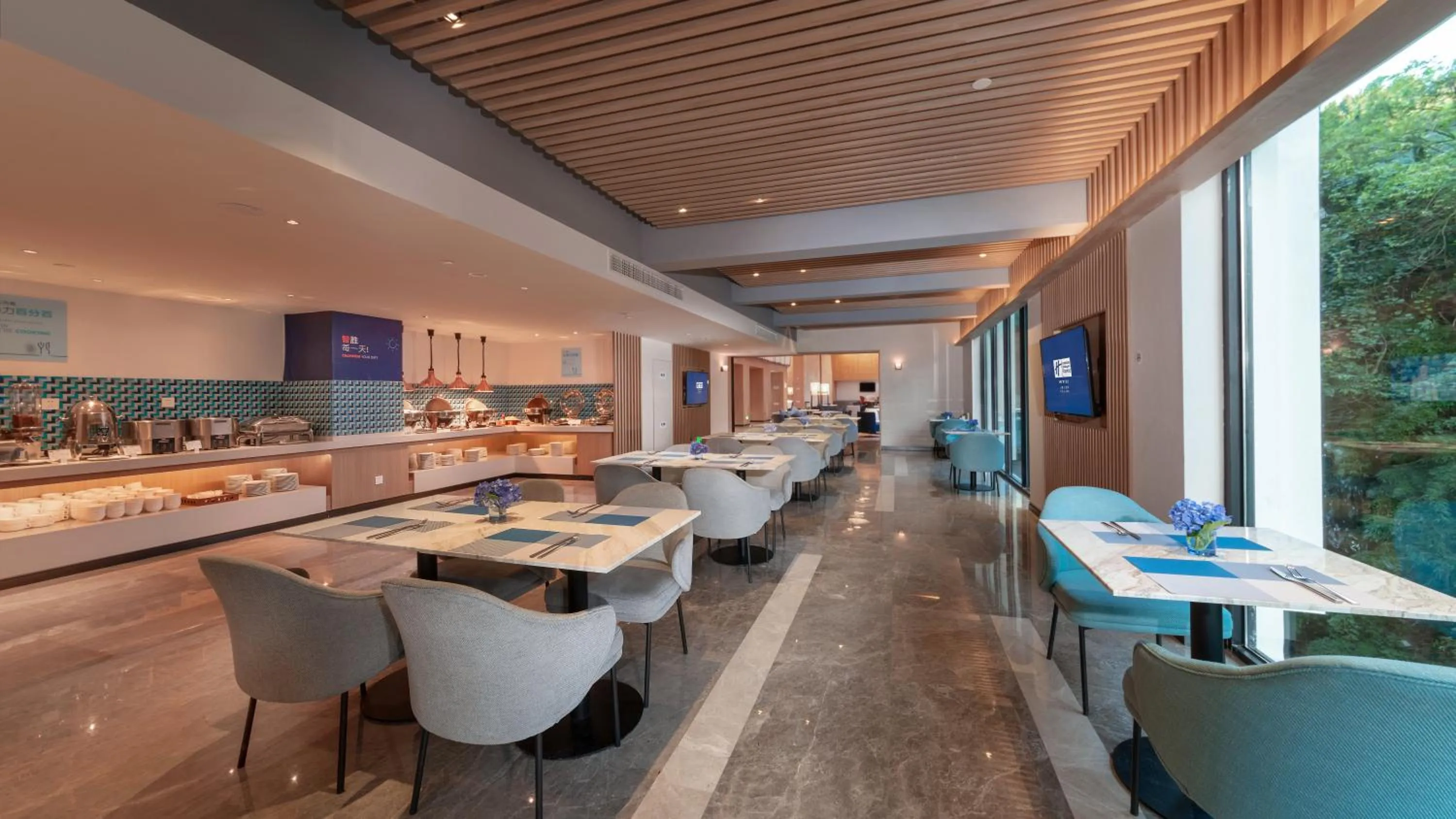 Restaurant/places to eat in Holiday Inn Express Qiliping by IHG