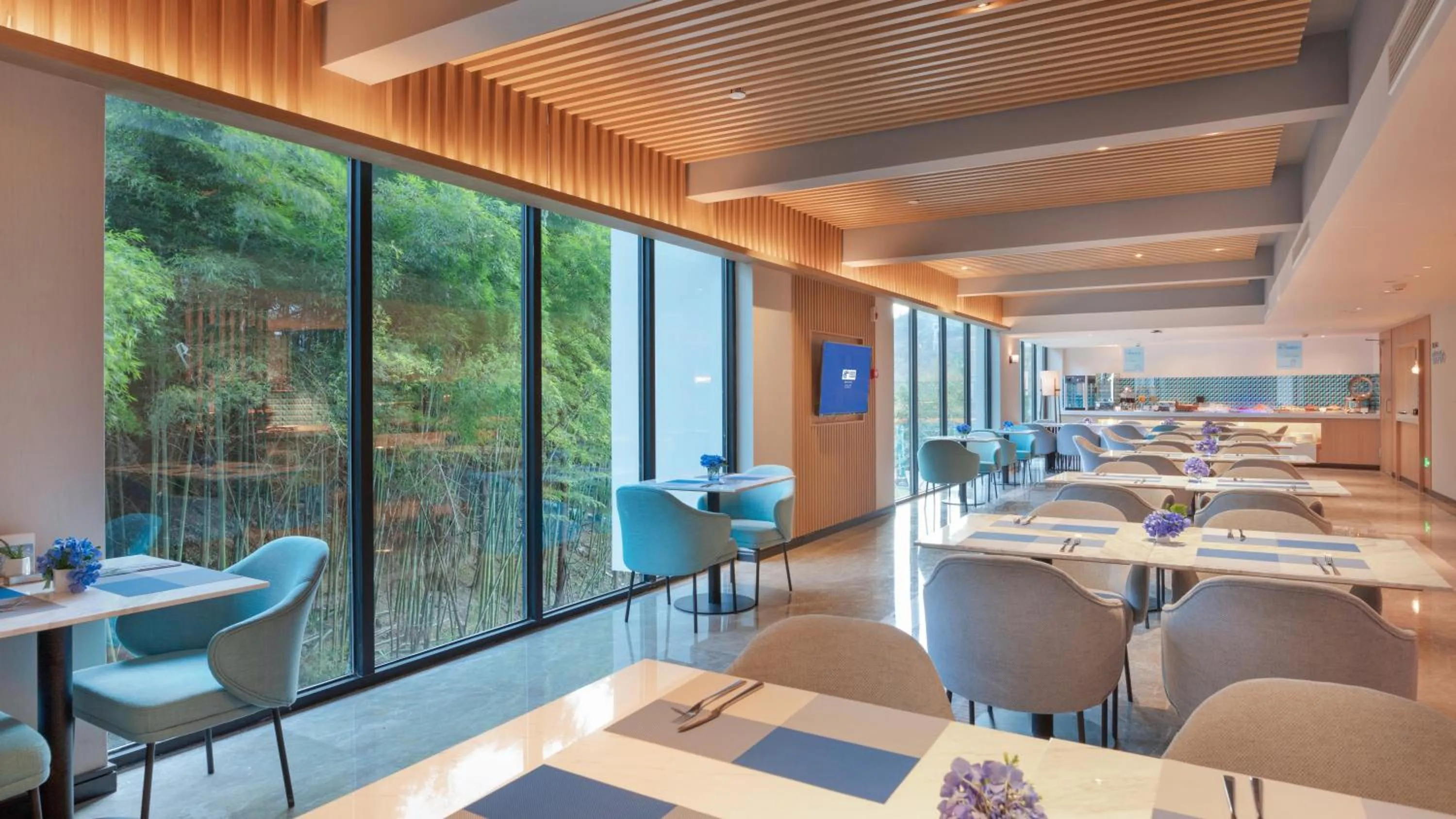 Restaurant/places to eat in Holiday Inn Express Qiliping by IHG