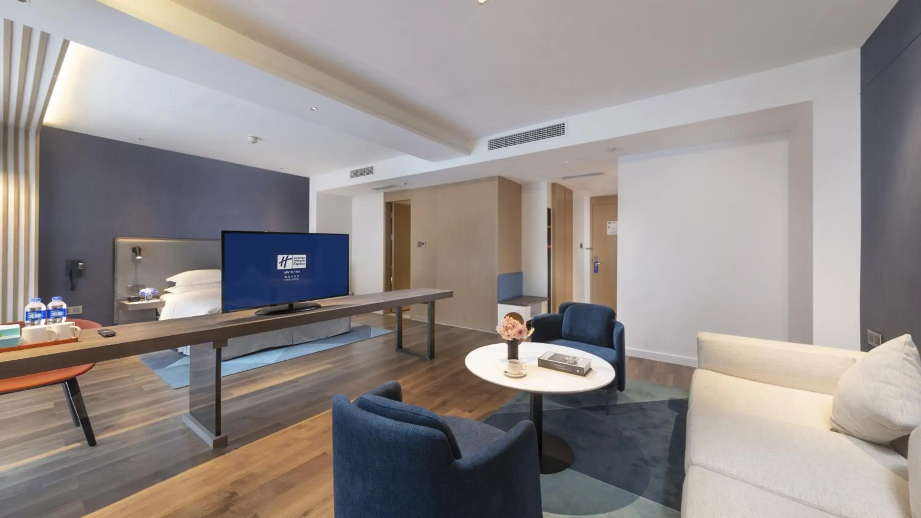 King Suite with Balcony in Holiday Inn Express Qiliping by IHG King Suite with Balcony in Holiday Inn Express Qiliping by IHG