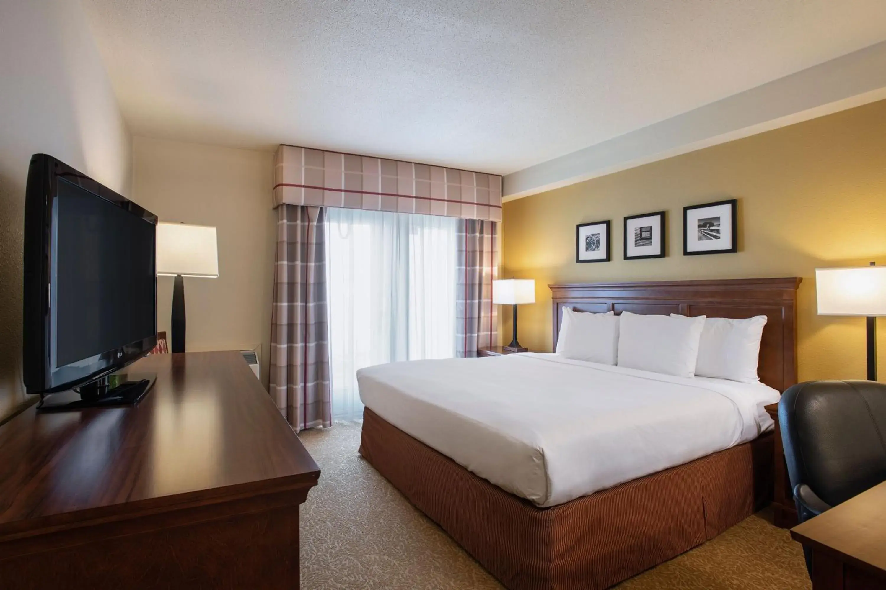 1 King Bed, Mobility Accessible Room, Bathtub w/ Grab Bars, Non-Smoking in Travelodge Suites by Wyndham Regina - Eastgate Bay 1 King Bed, Mobility Accessible Room, Bathtub w/ Grab Bars, Non-Smoking in Travelodge Suites by Wyndham Regina - Eastgate Bay