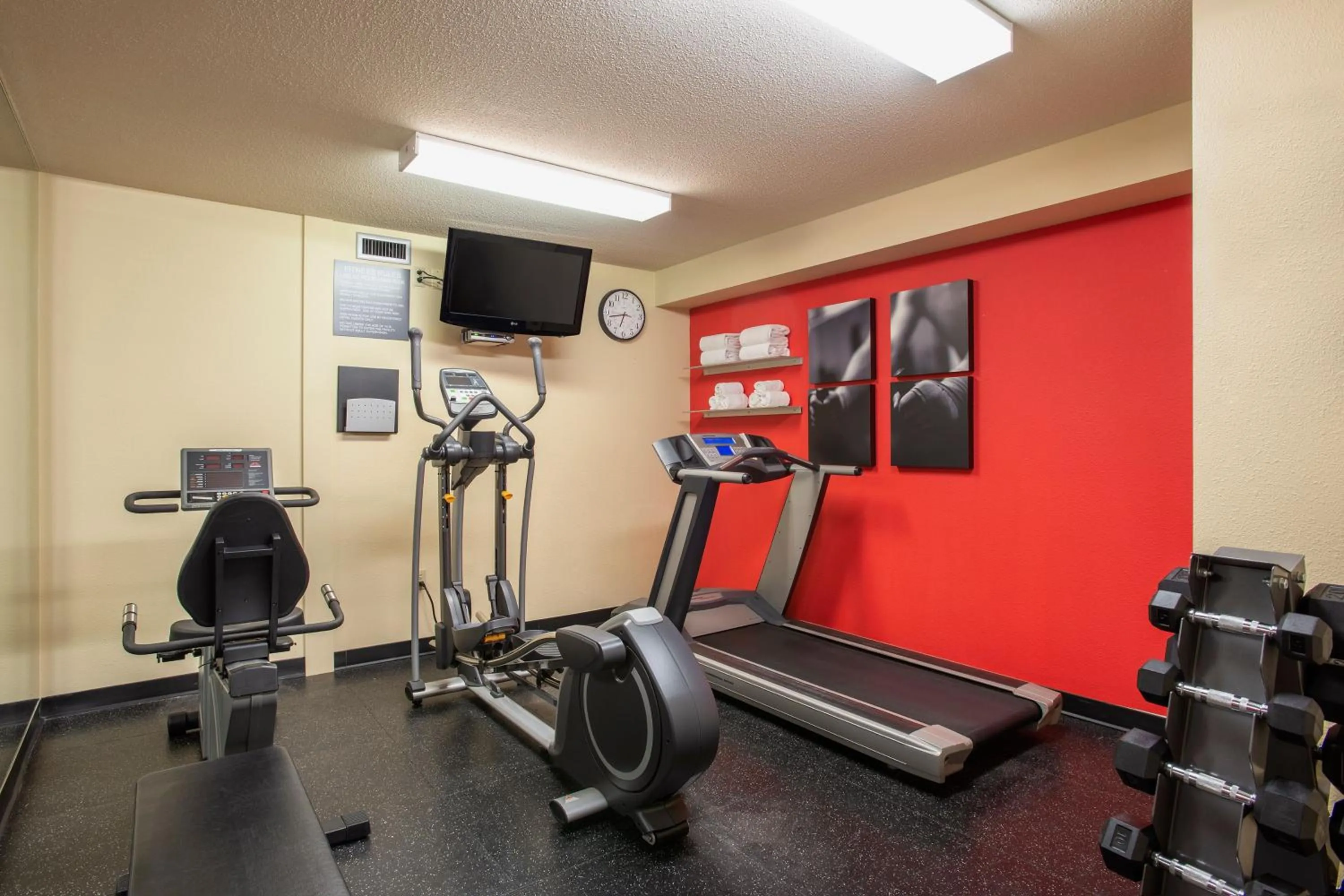 Fitness centre/facilities in Travelodge Suites by Wyndham Regina - Eastgate Bay
