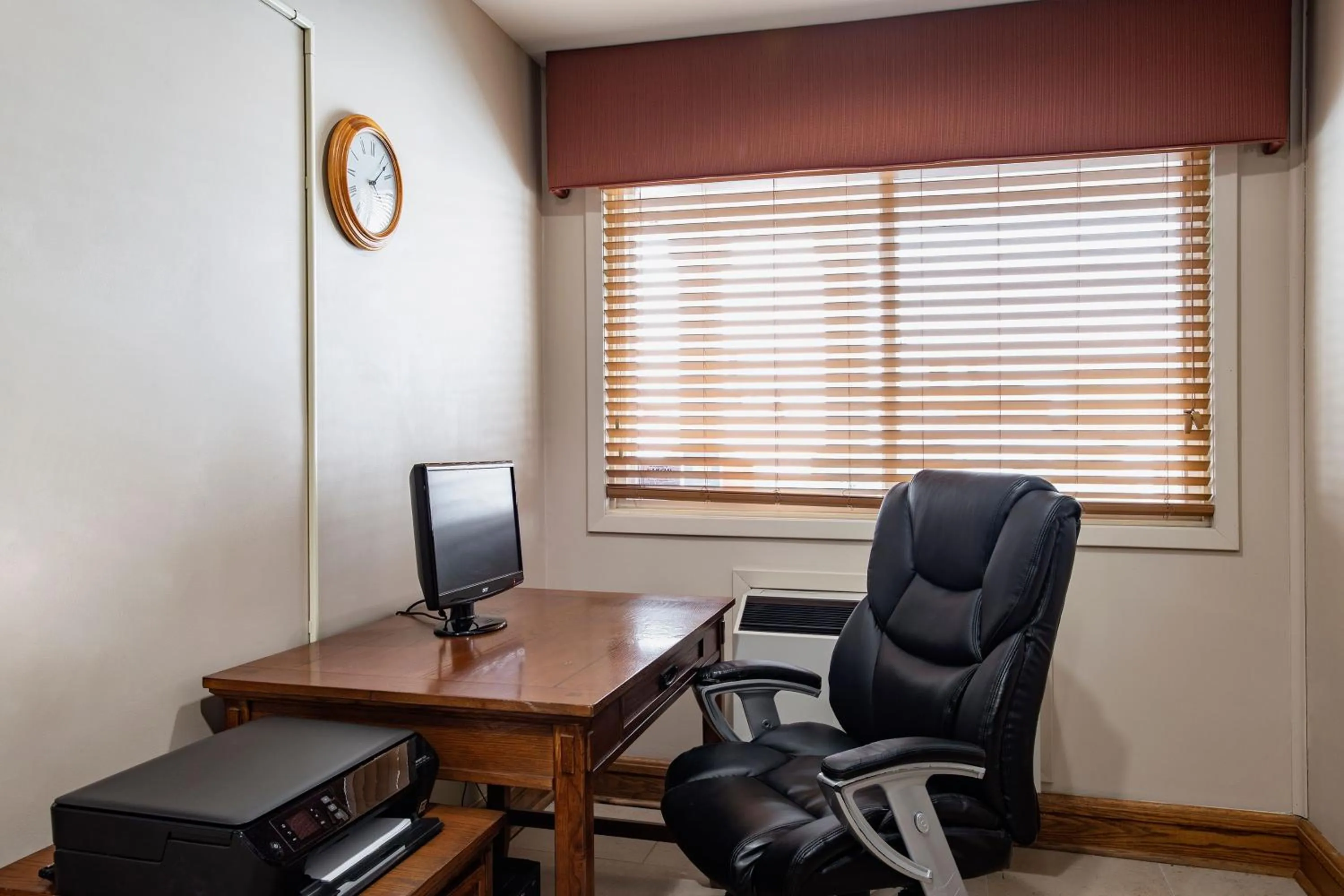 Business facilities in Travelodge Suites by Wyndham Regina - Eastgate Bay