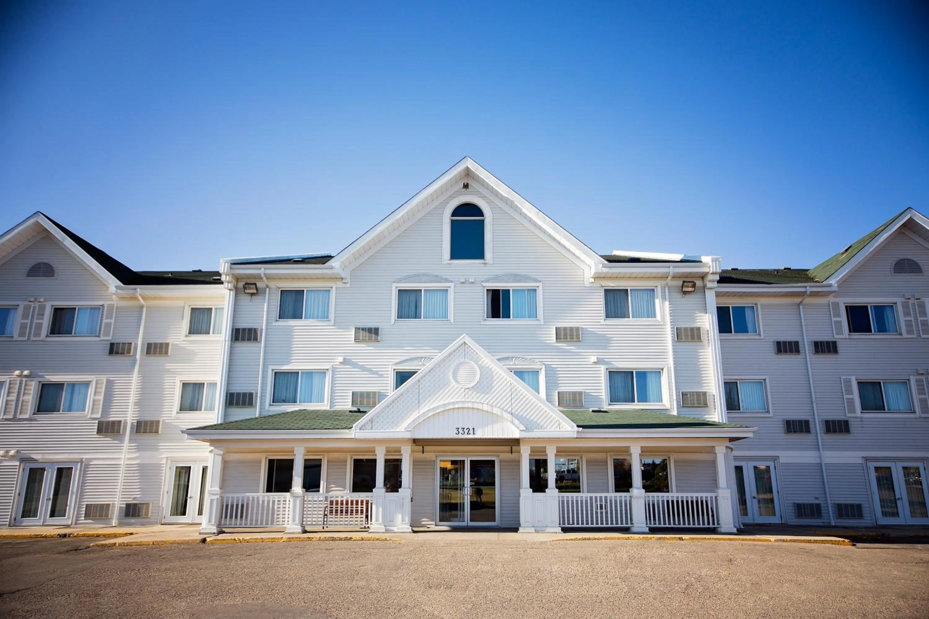 Property building in Travelodge Suites by Wyndham Regina - Eastgate Bay