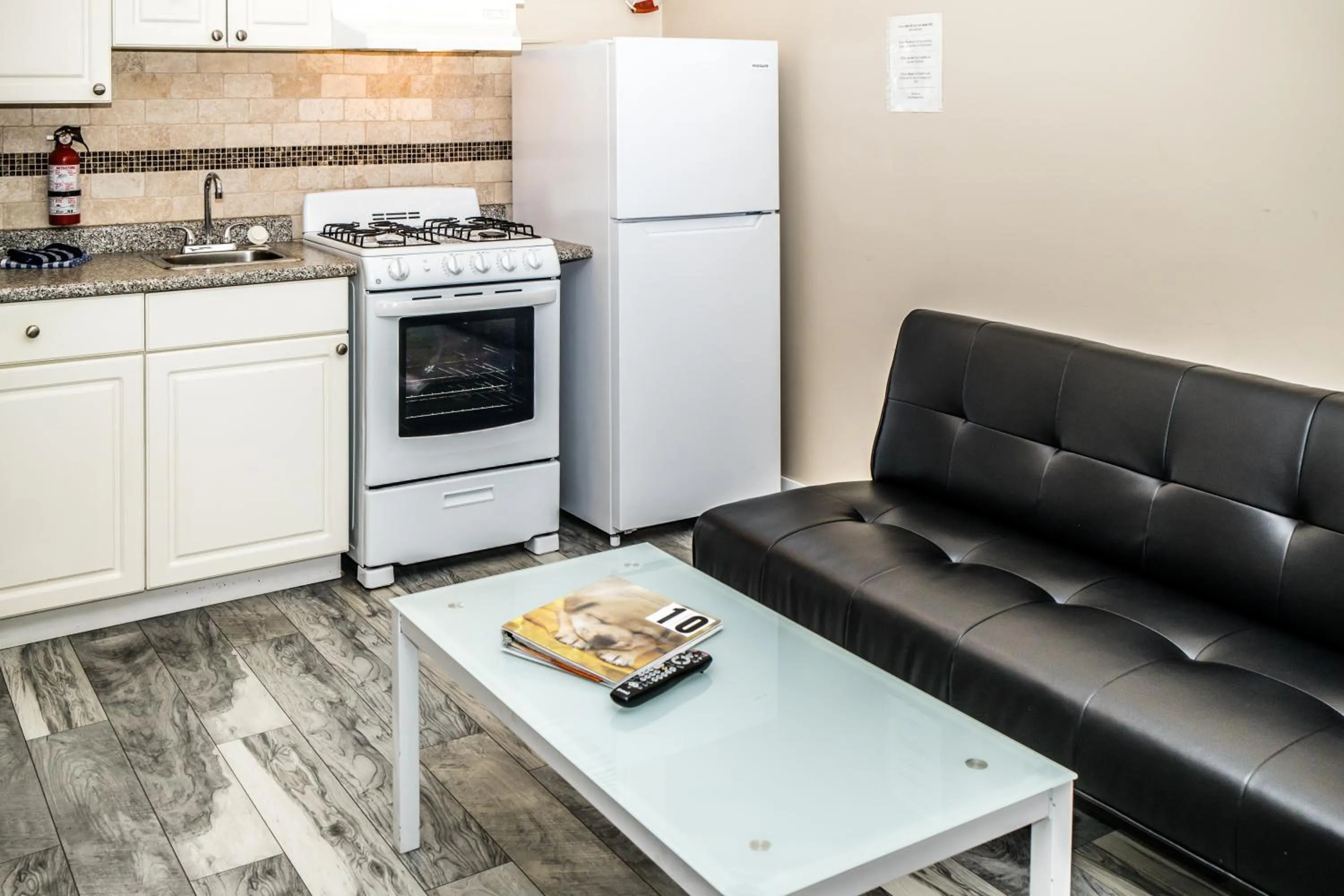 Kitchen or kitchenette in Crescent Motel