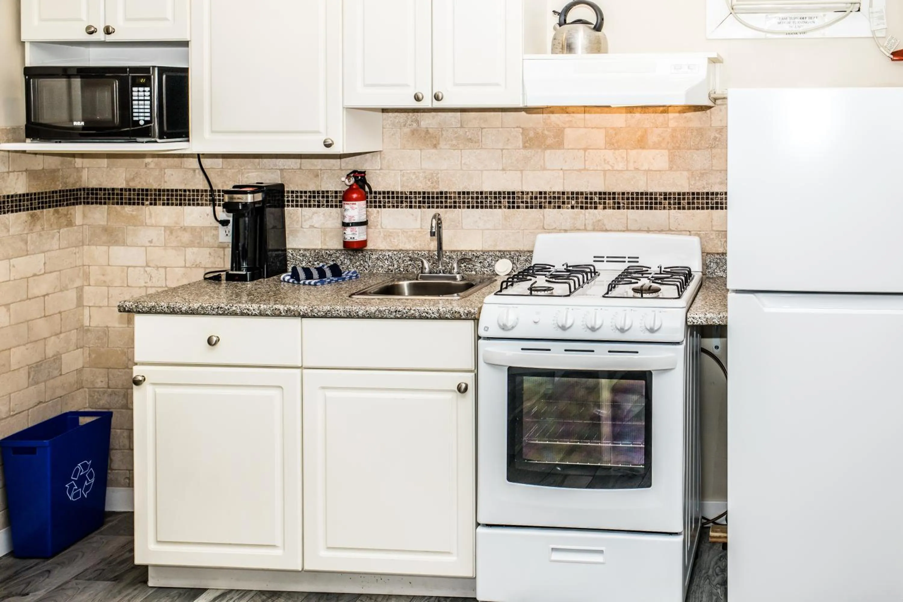 Kitchen or kitchenette in Crescent Motel