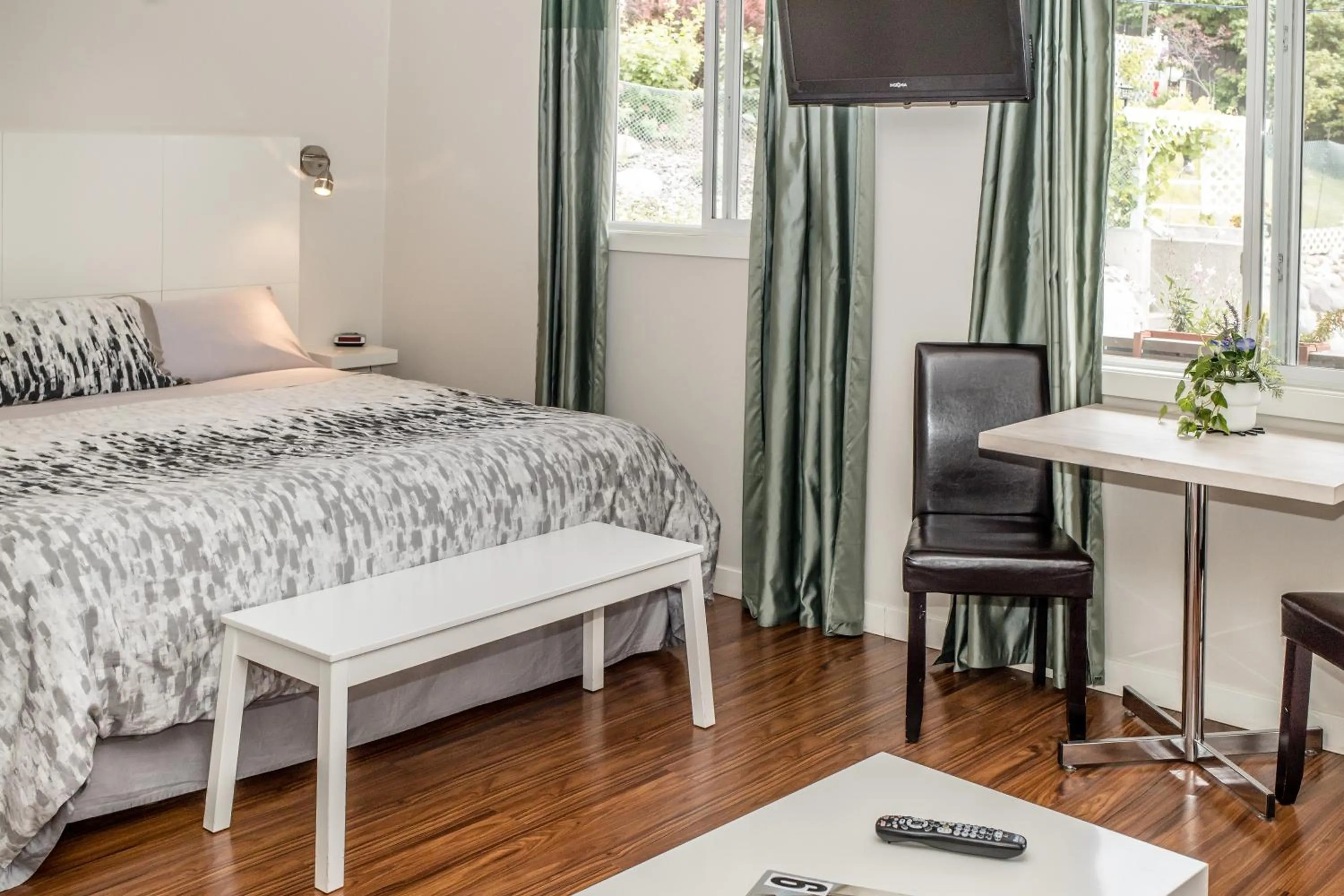 Photo of the whole room, Bed in Crescent Motel