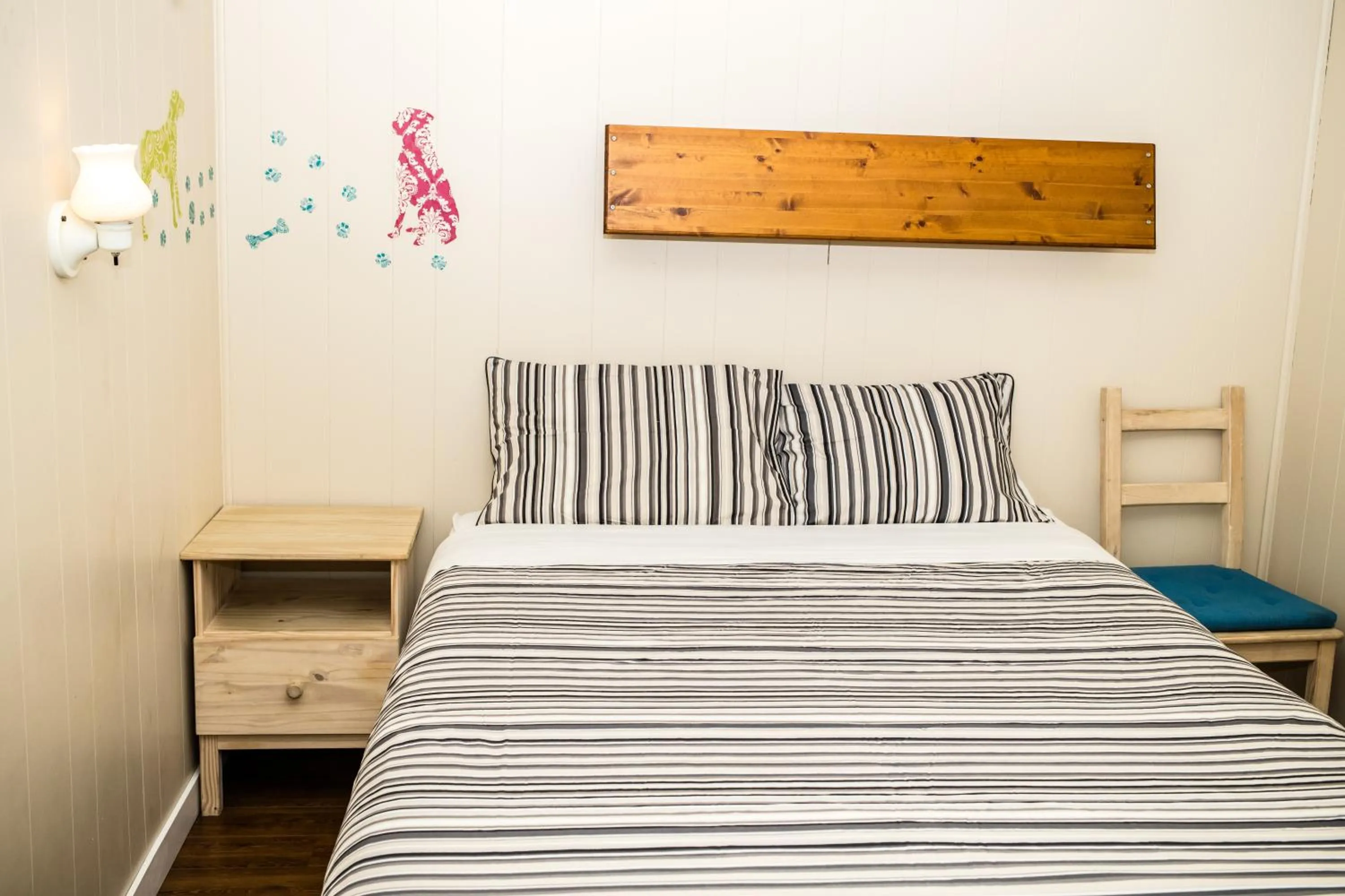 Bedroom, Bed in Crescent Motel