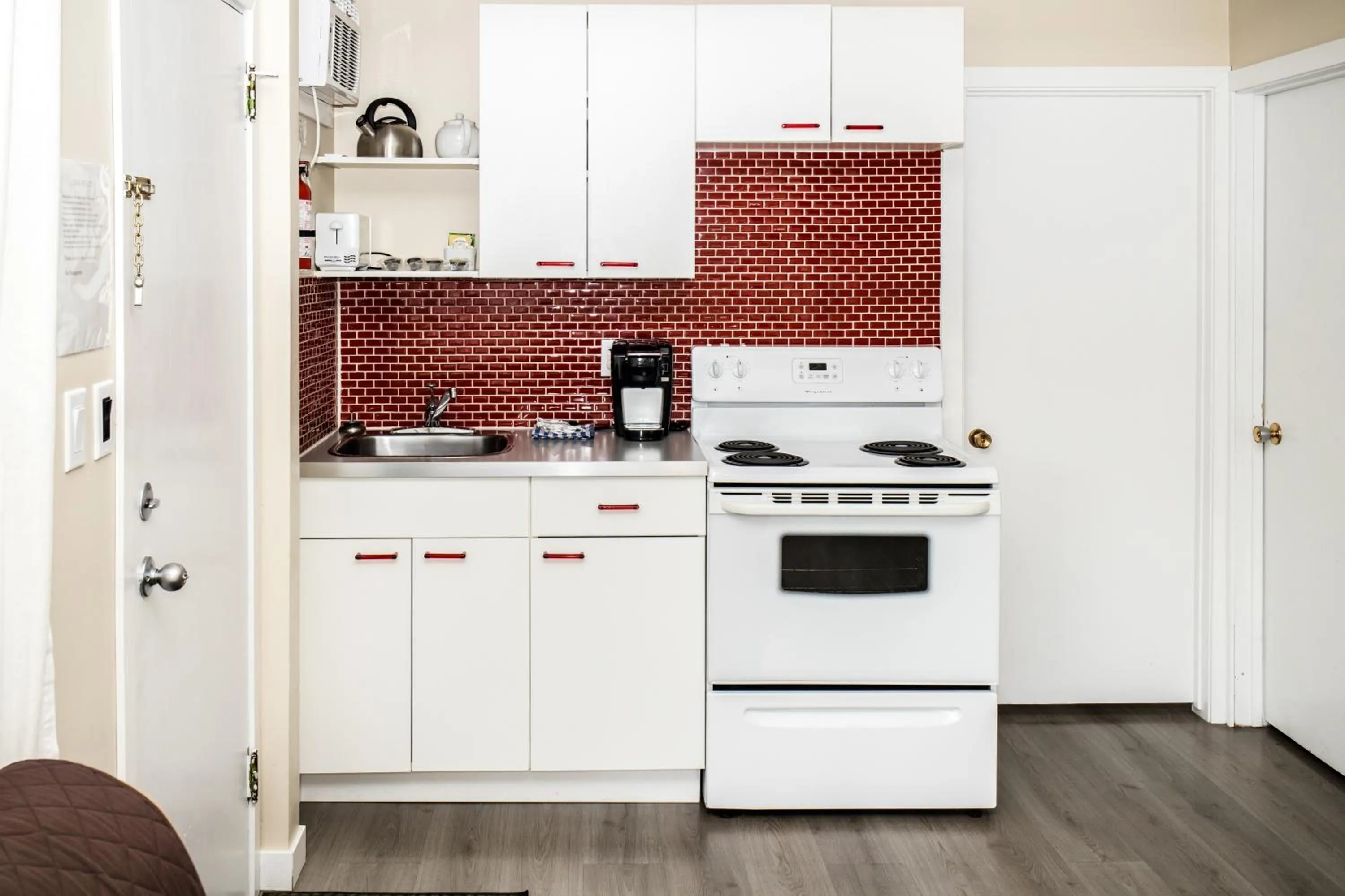 Kitchen or kitchenette in Crescent Motel