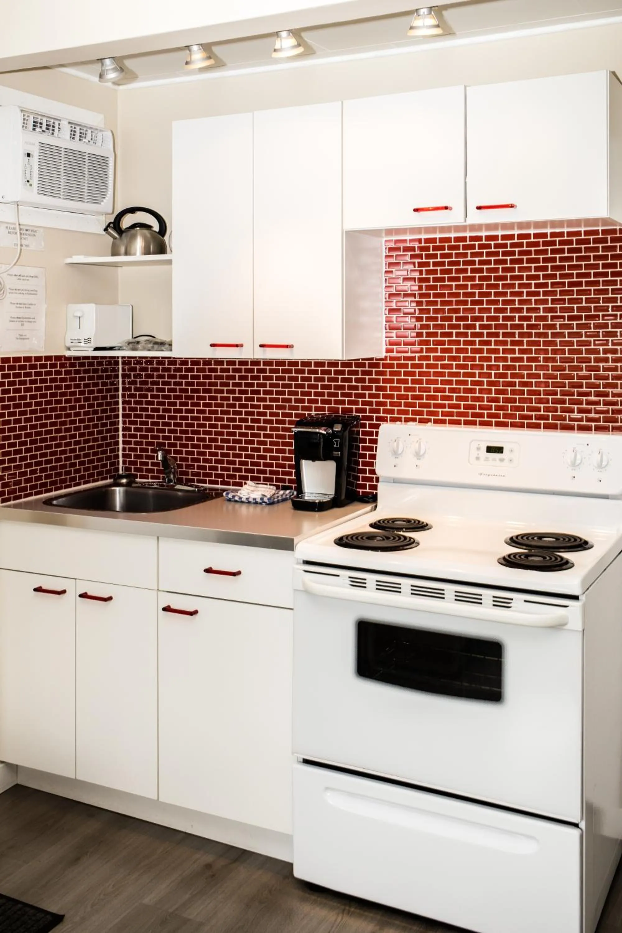 Kitchen or kitchenette in Crescent Motel