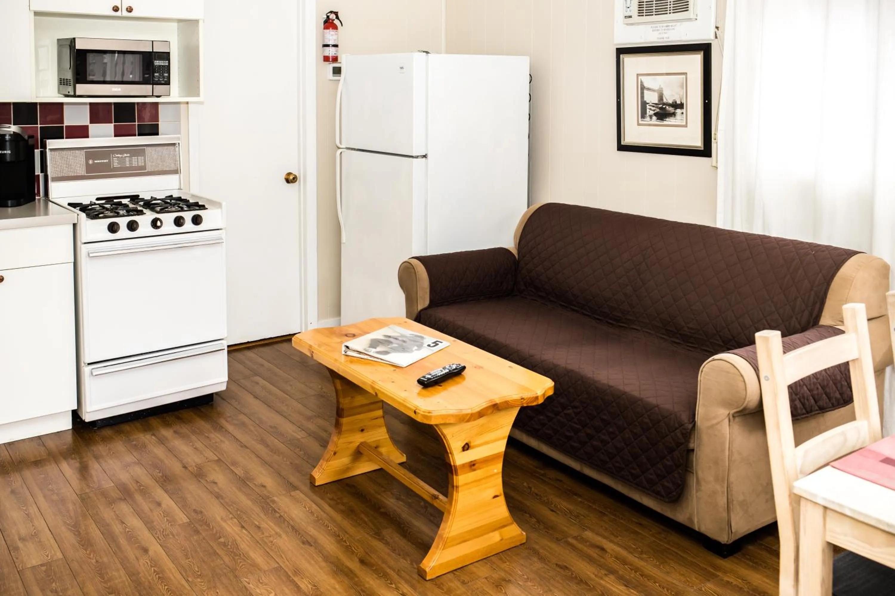 Living room in Crescent Motel
