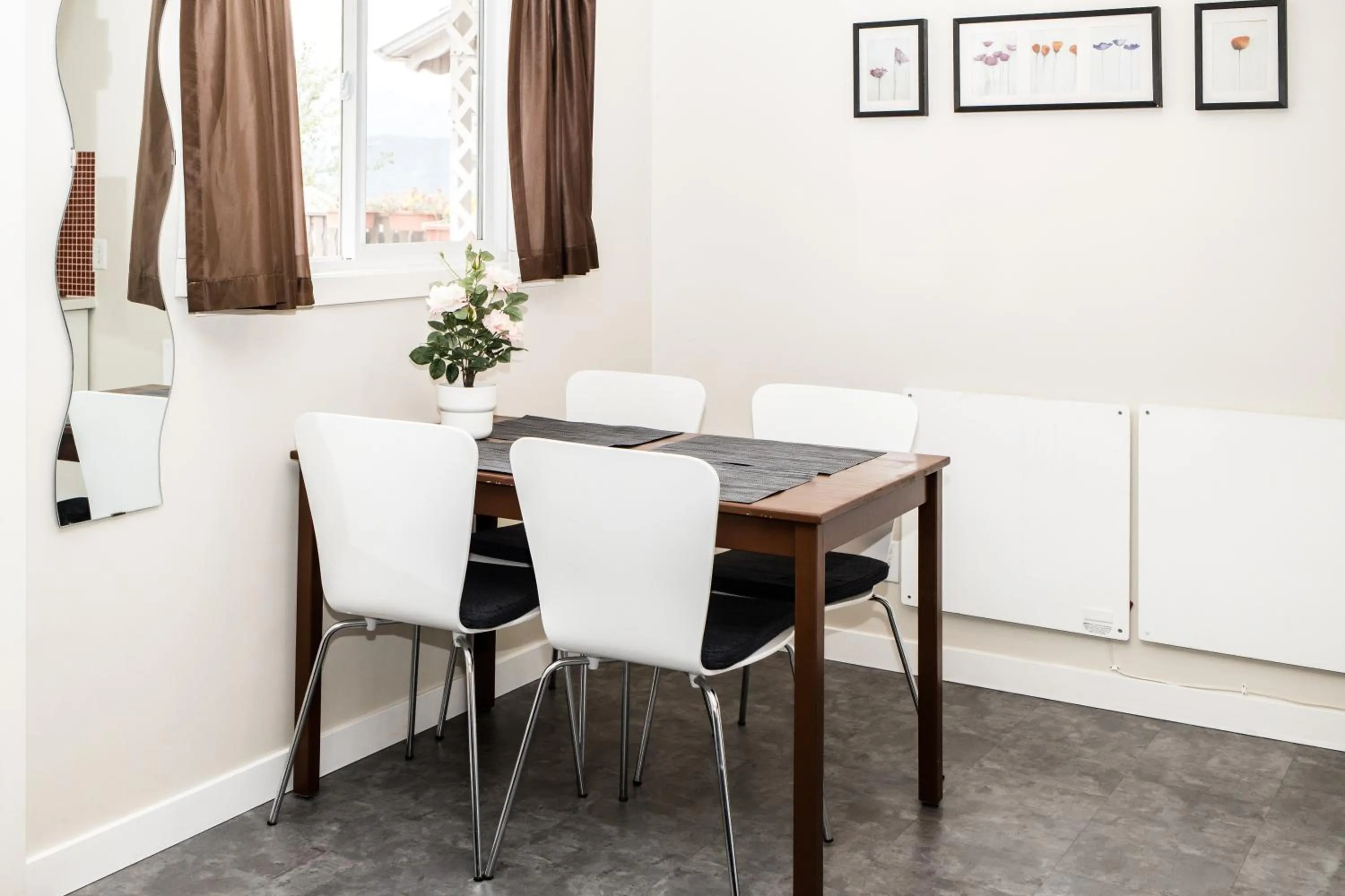 Dining area in Crescent Motel