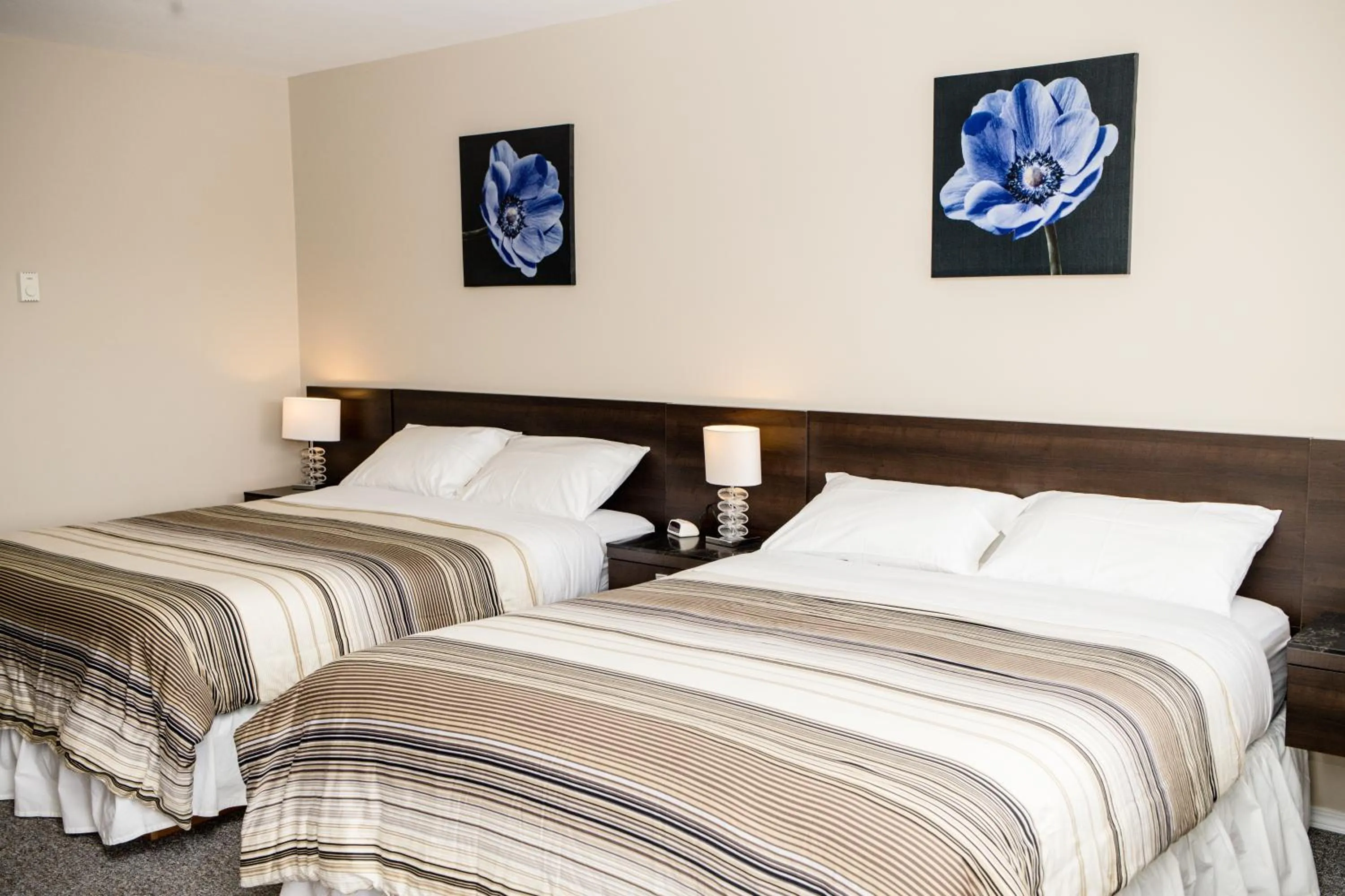 Bedroom, Bed in Crescent Motel