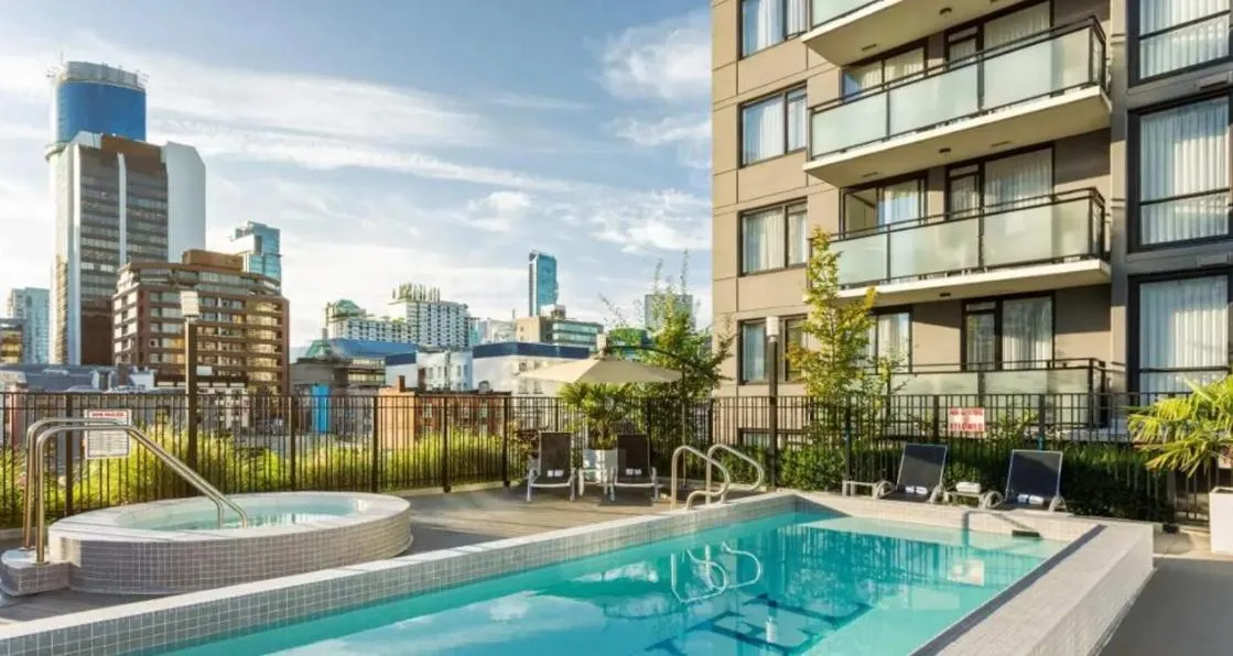 Swimming pool in Level Vancouver Yaletown - Seymour