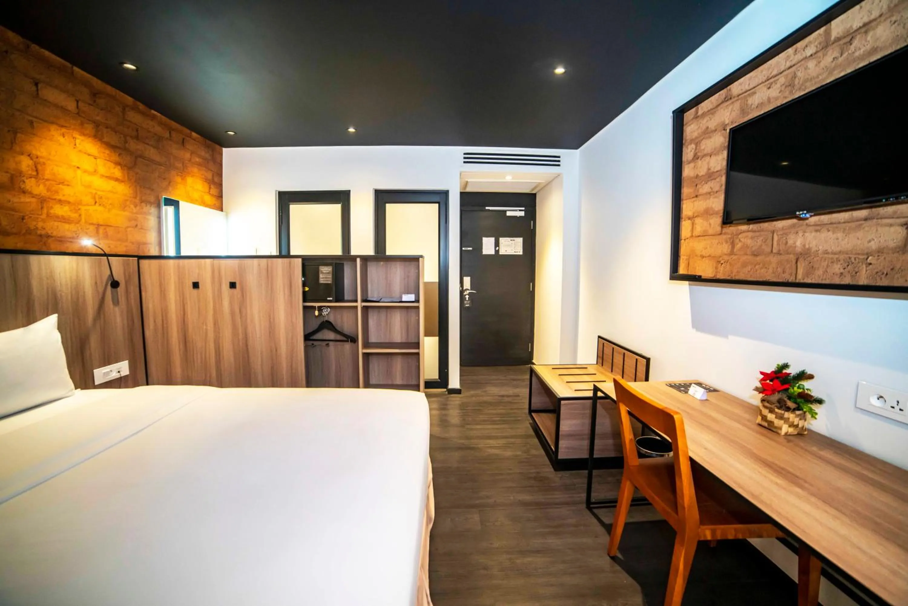 TV and multimedia, Bed in ONOMO Hotel Douala