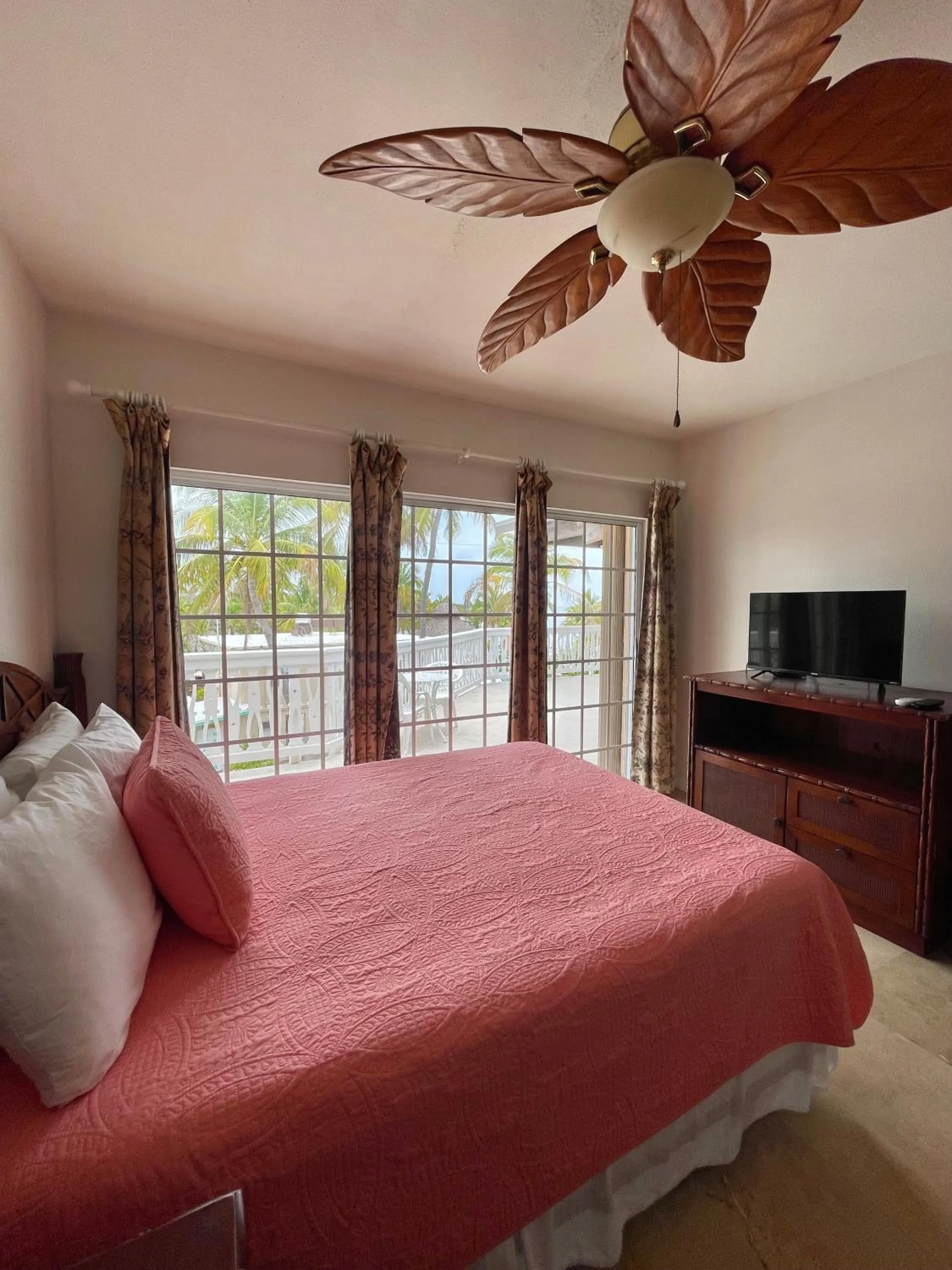 Bed in Coconut Cove Resort & Marina