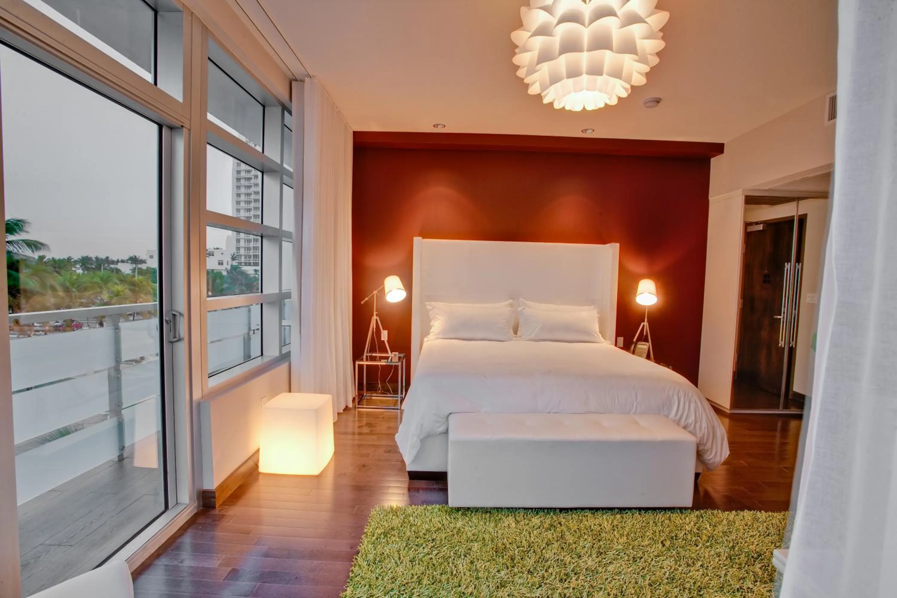 Balcony/Terrace, Bed in Prime Hotel Miami