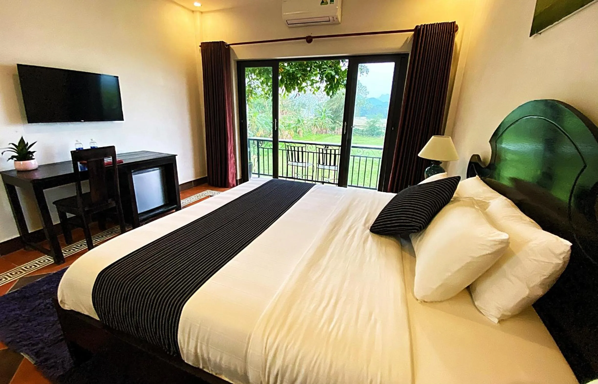Communal lounge/ TV room, Bed in Karst Villas Phong Nha