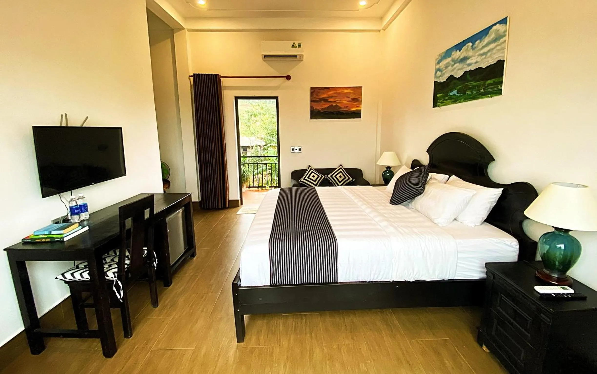 Communal lounge/ TV room, Bed in Karst Villas Phong Nha