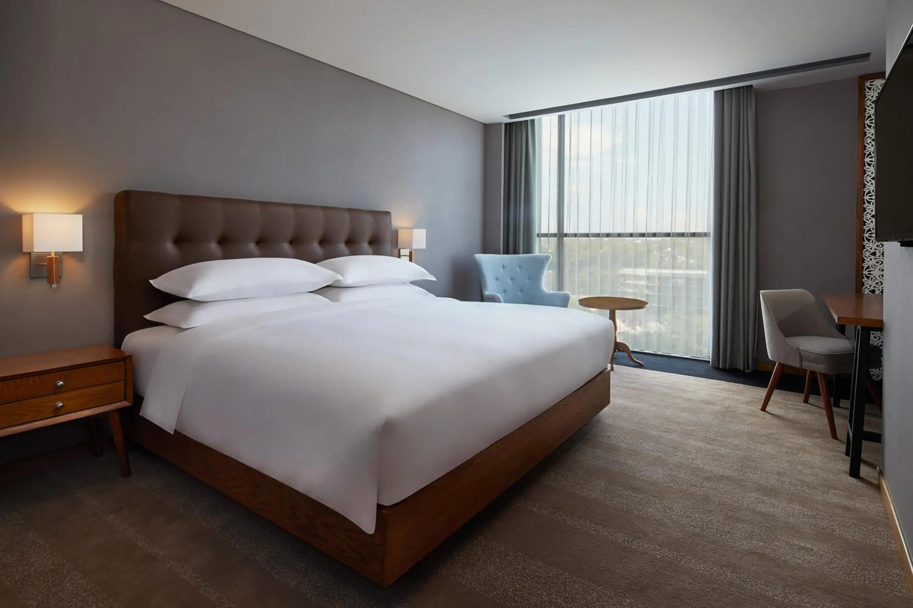 Photo of the whole room, Bed in Four Points by Sheraton Balikpapan