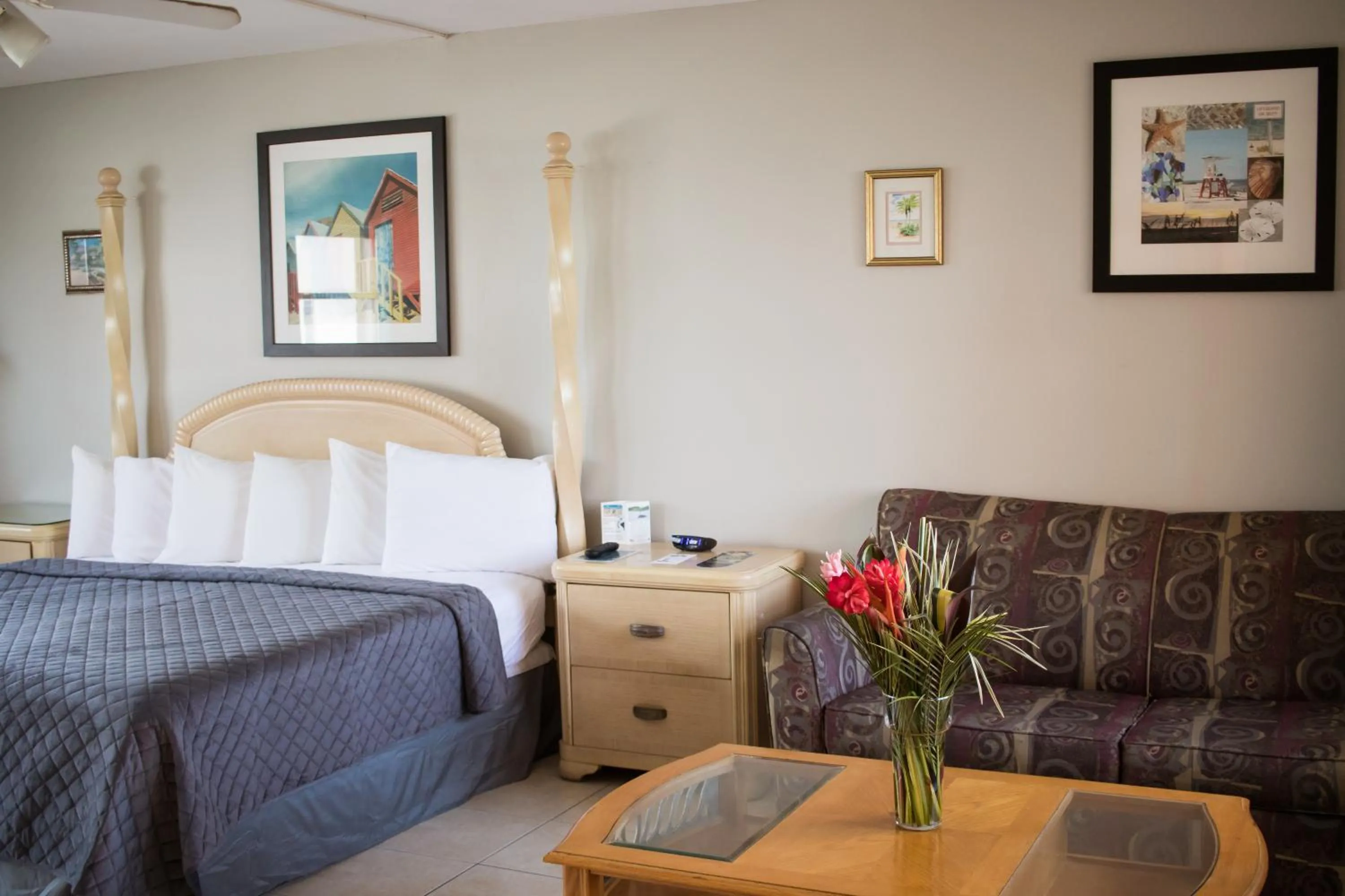 Seating area, Bed in Riptide Oceanfront Hotel