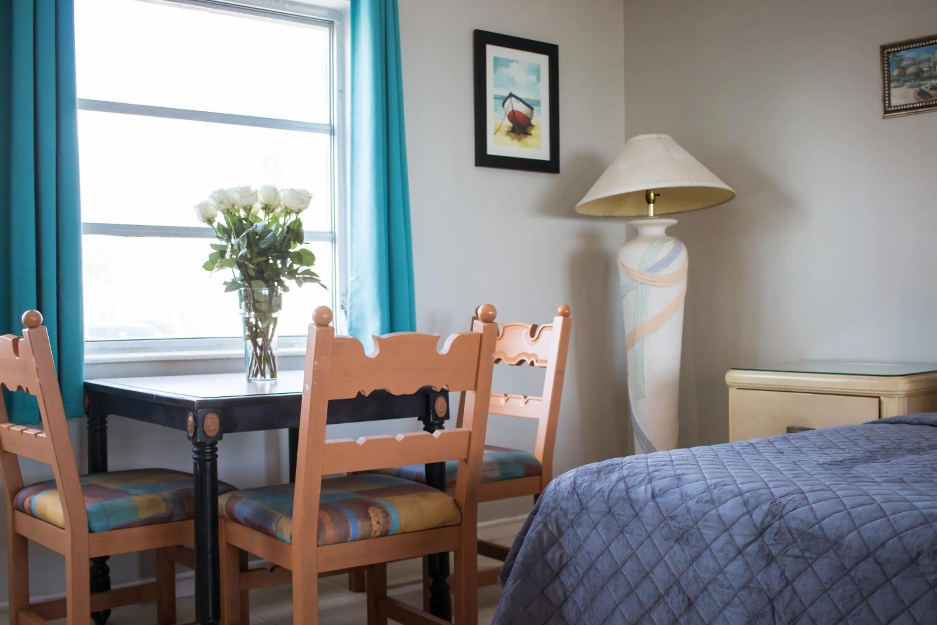 Dining area, Bed in Riptide Oceanfront Hotel