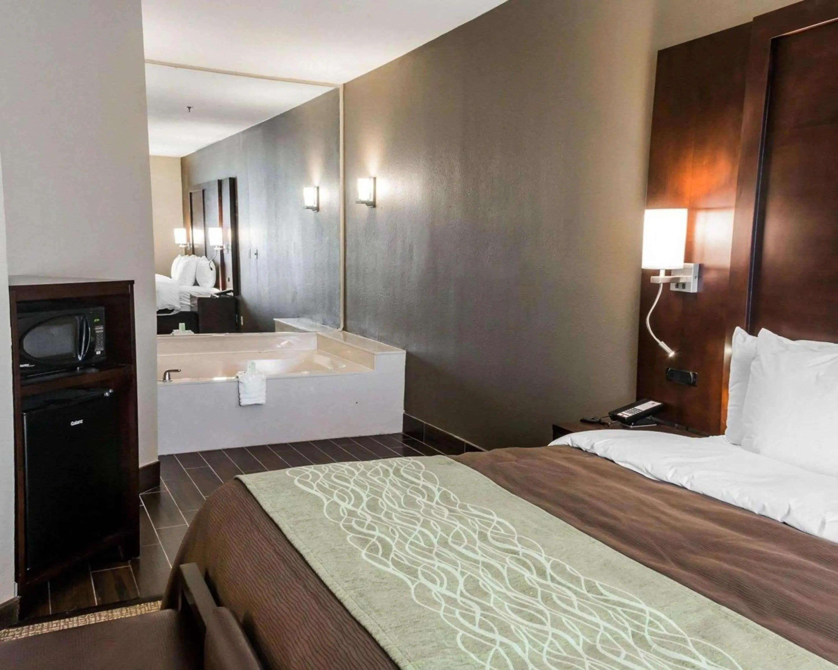 Photo of the whole room, Bed in Comfort Inn & Suites Pharr - McAllen