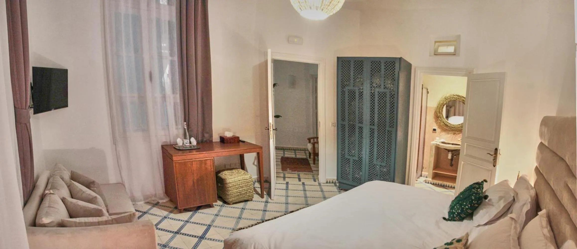 Photo of the whole room, Bed in Riad Borj El Baroud