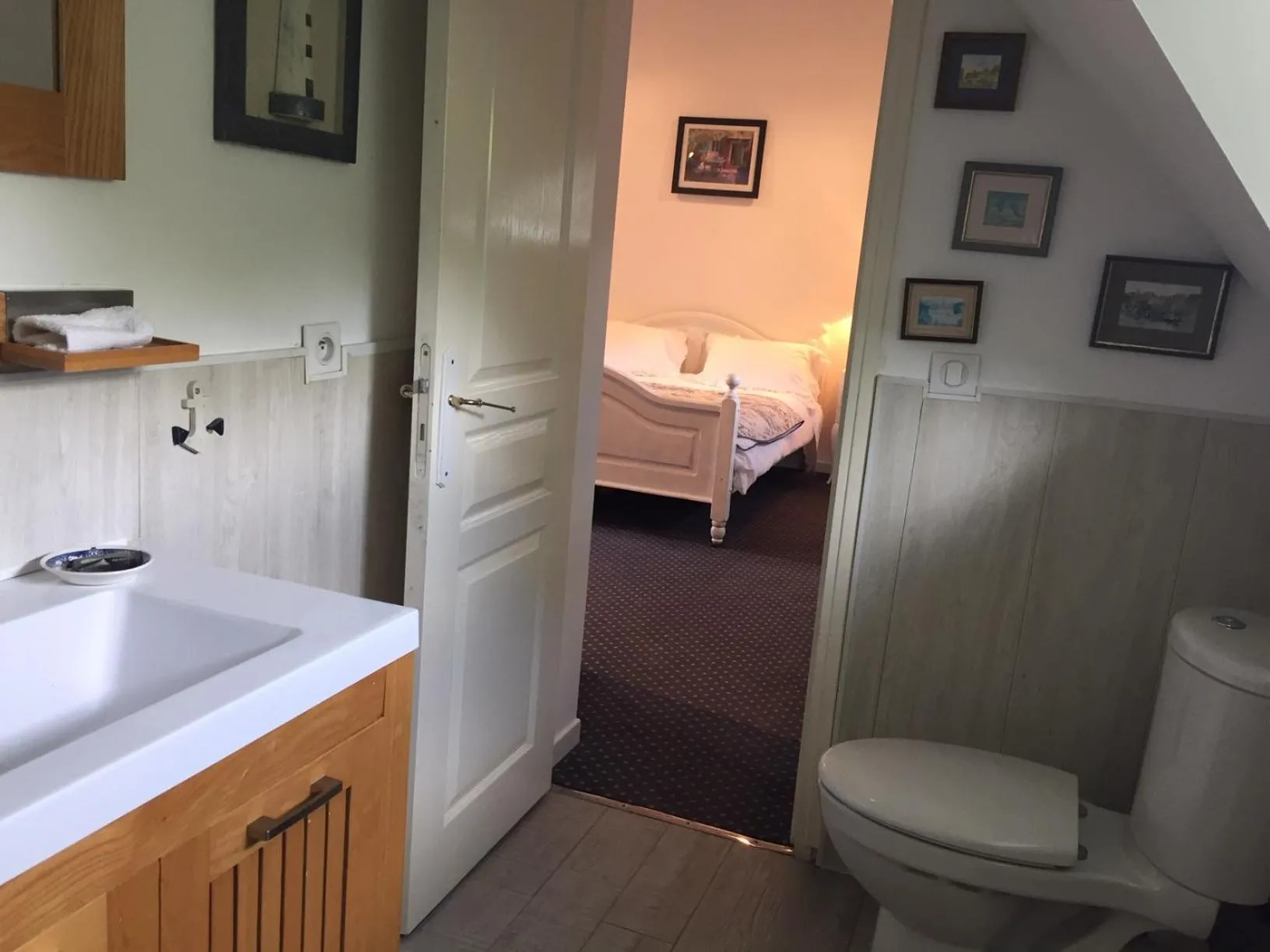 Bathroom, Bed in LE CLOS DU GOLF
