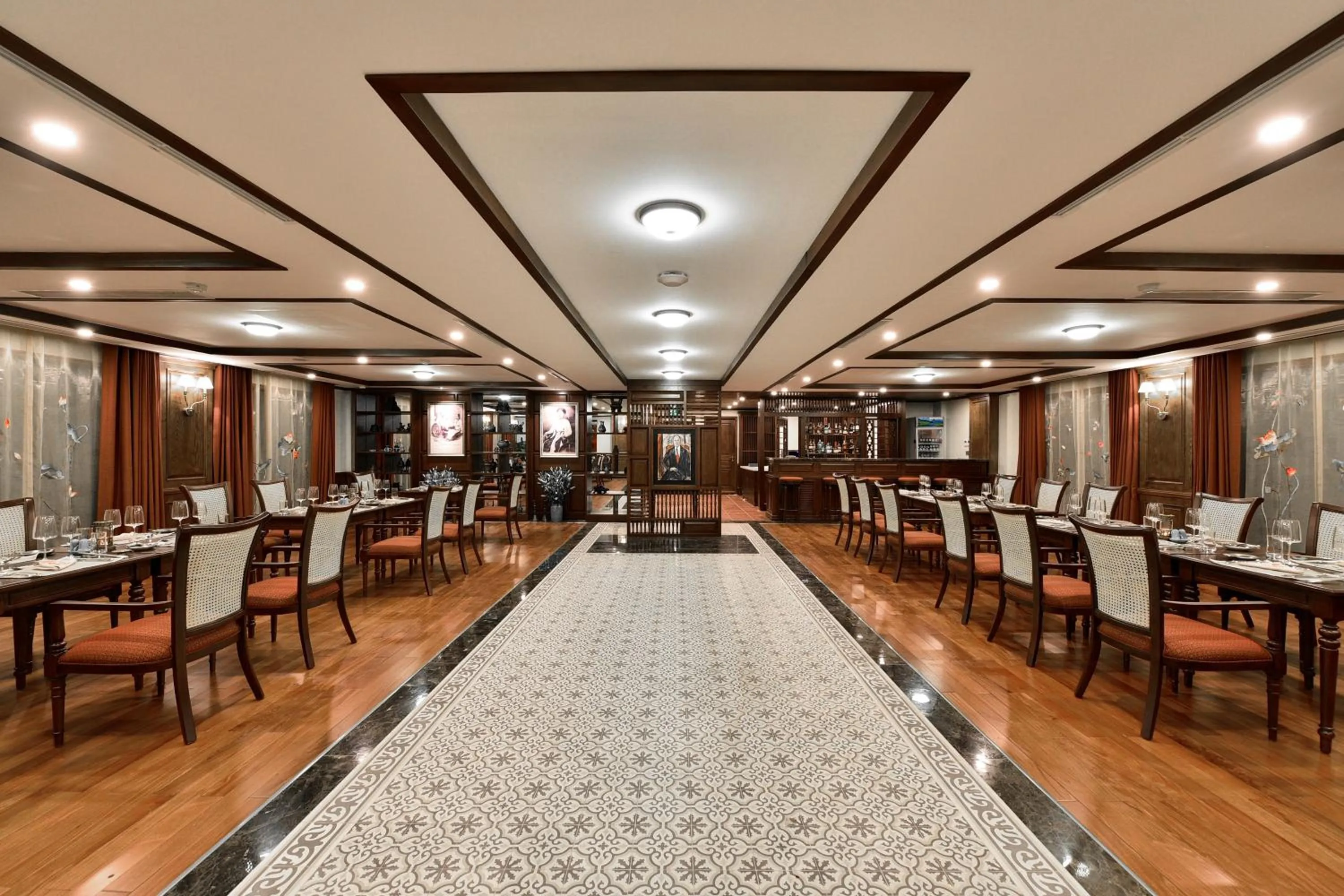 Restaurant/places to eat in Heritage Cruises Binh Chuan Cat Ba Archipelago