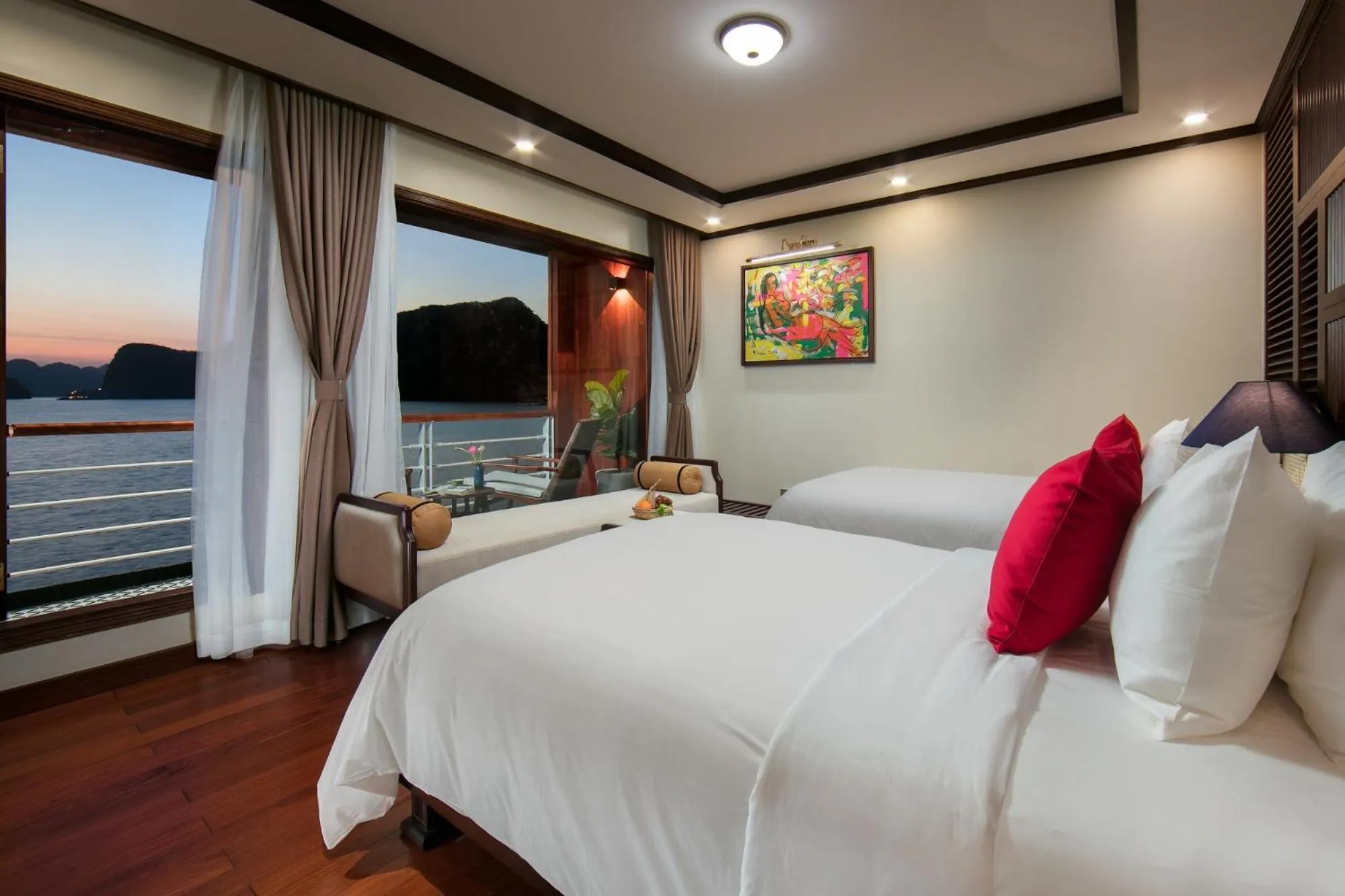 Sea view, Bed in Heritage Cruises Binh Chuan Cat Ba Archipelago