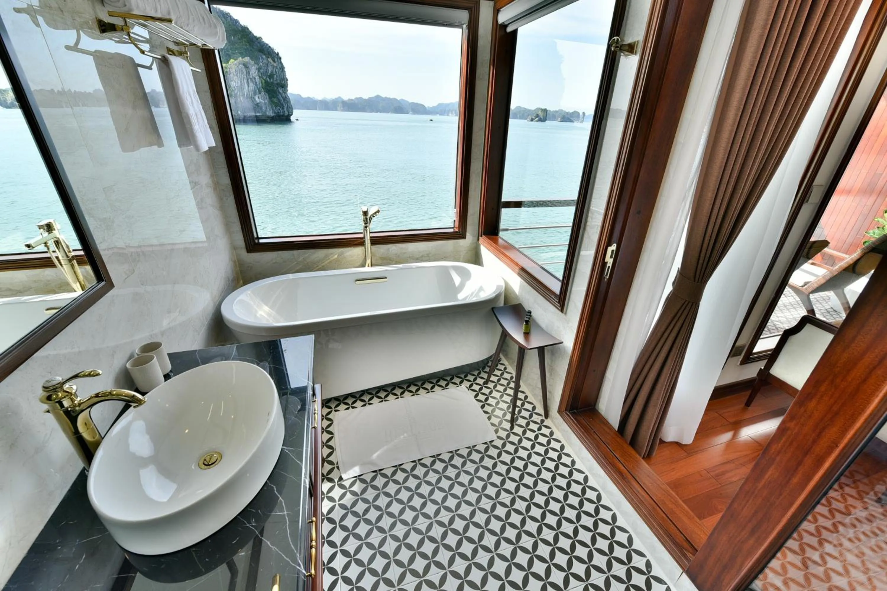 Bathroom in Heritage Cruises Binh Chuan Cat Ba Archipelago