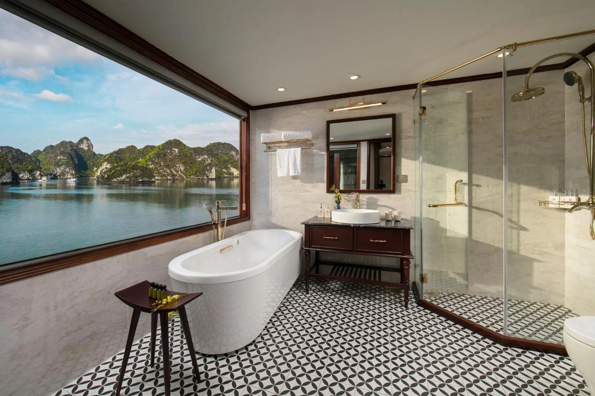 Bathroom in Heritage Cruises Binh Chuan Cat Ba Archipelago