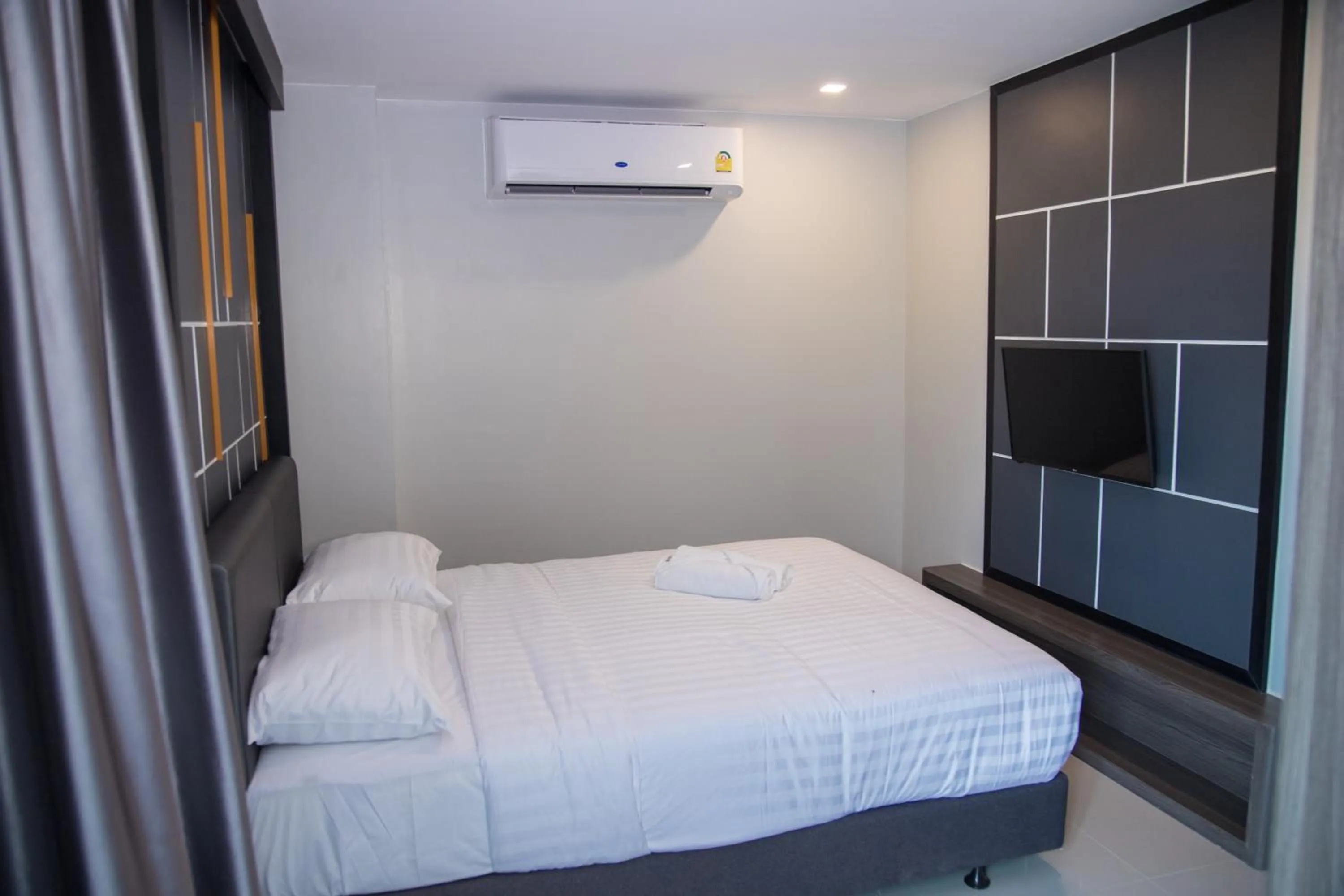 Photo of the whole room, Bed in Hallton Hotel Bangkok