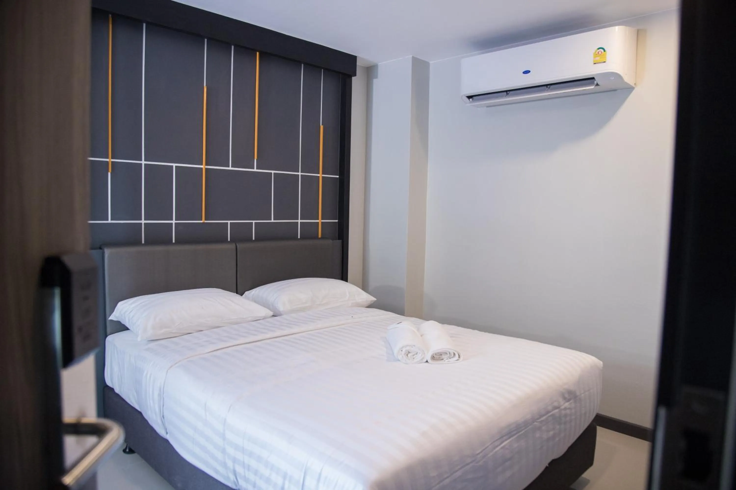 Photo of the whole room, Bed in Hallton Hotel Bangkok