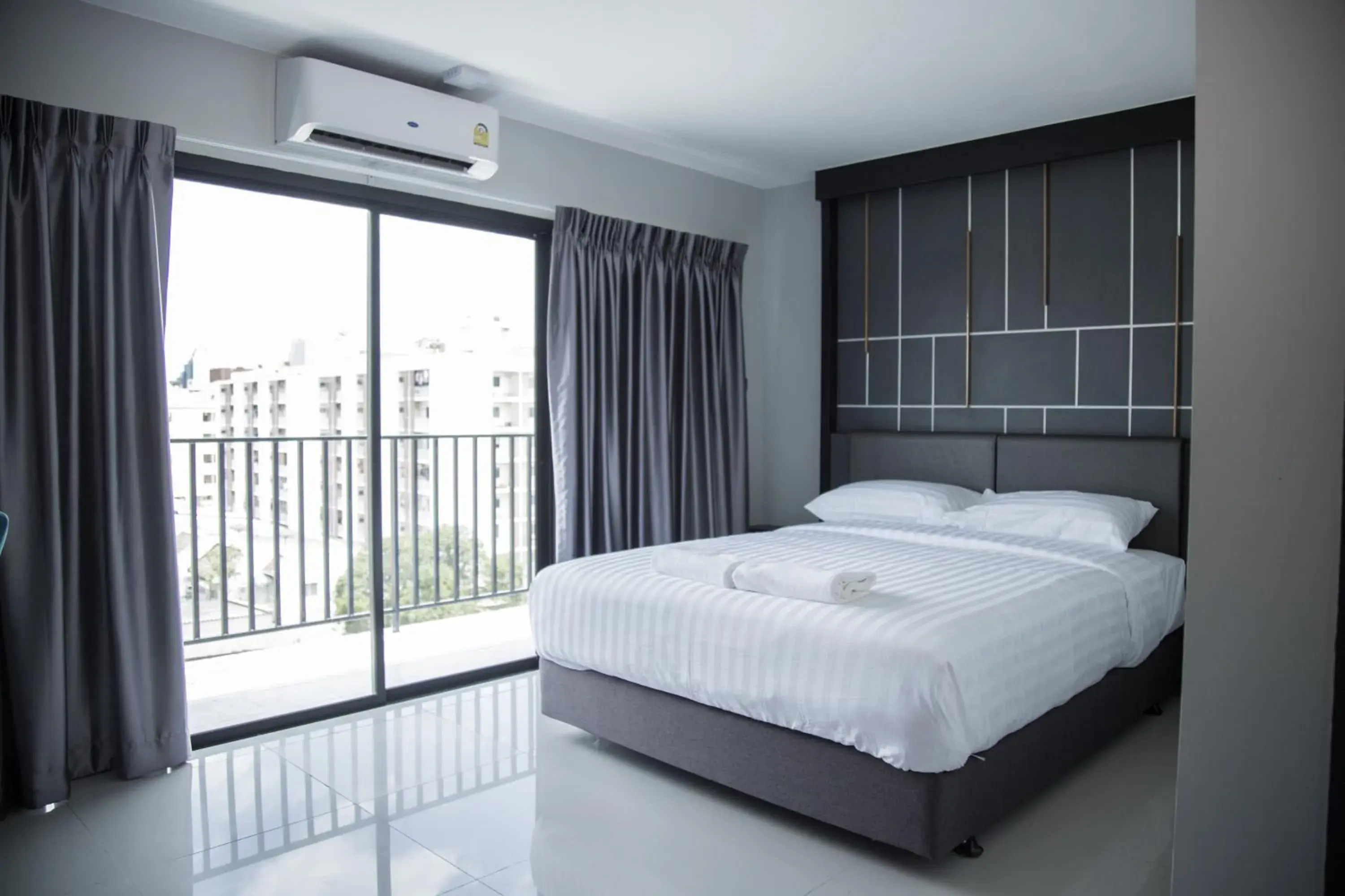 Queen Room with Balcony in Hallton Hotel Bangkok Queen Room with Balcony in Hallton Hotel Bangkok