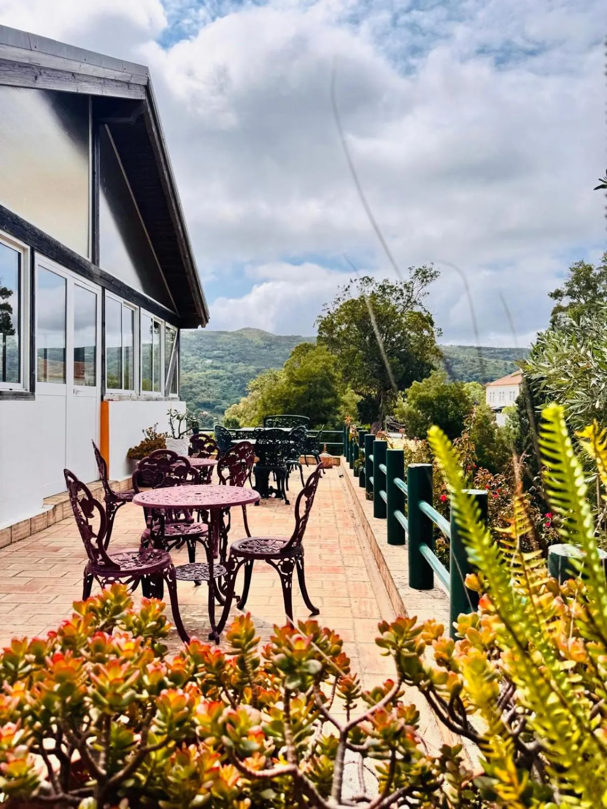 Property building in Bica Boa