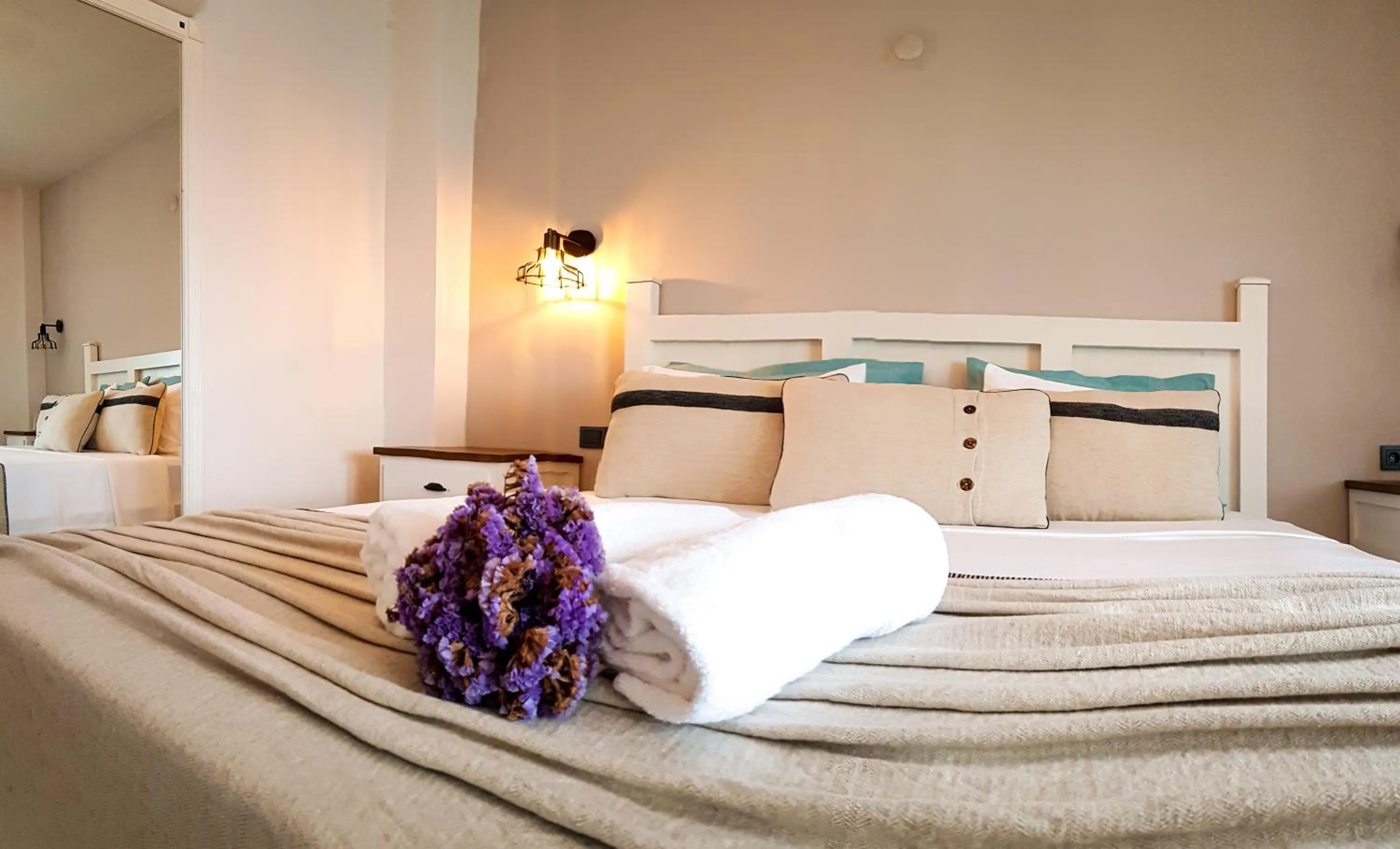 Bed in Bi Salkım Bozcaada Otel