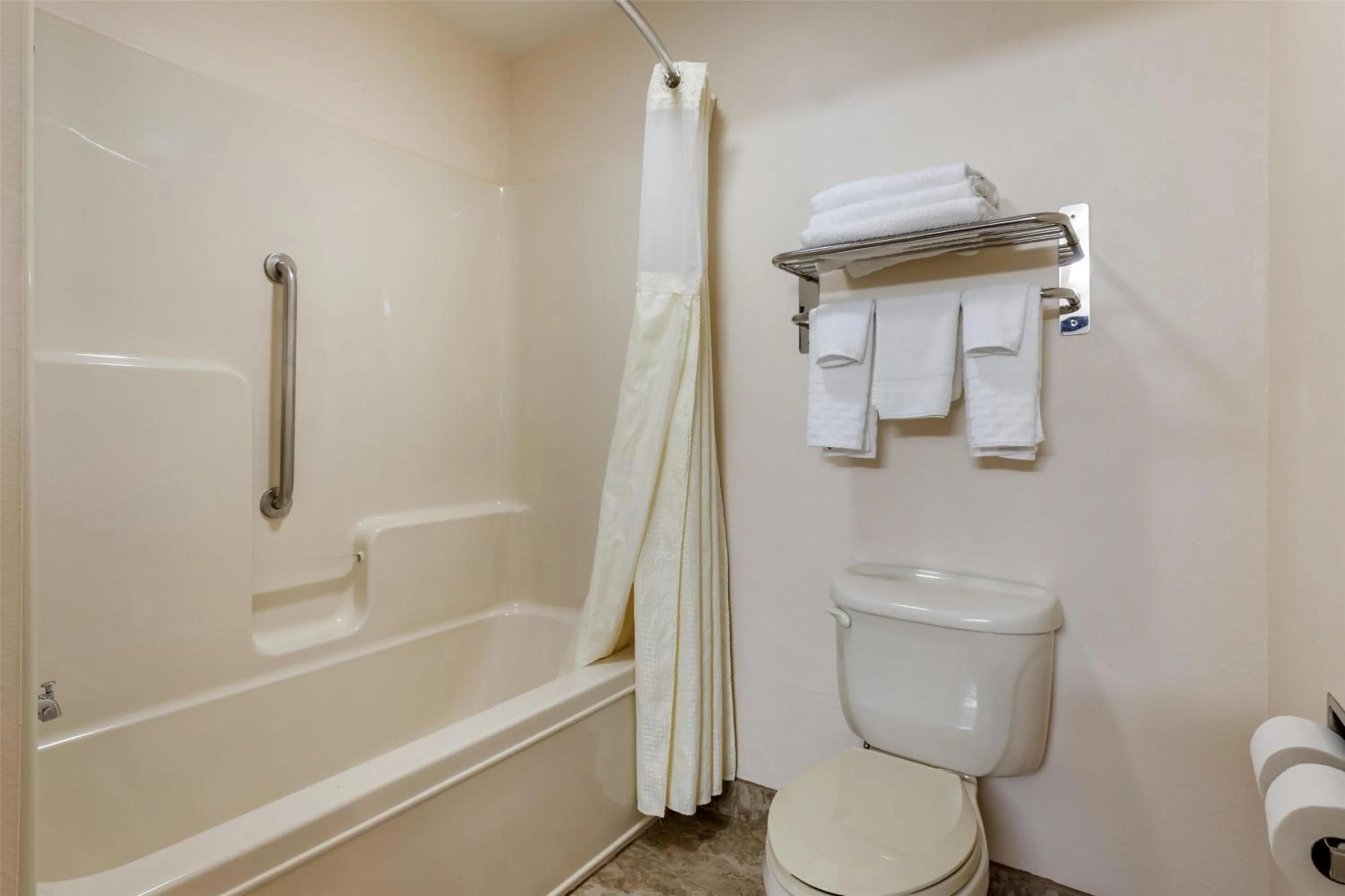 Bathroom in Best Western Parsons Inn