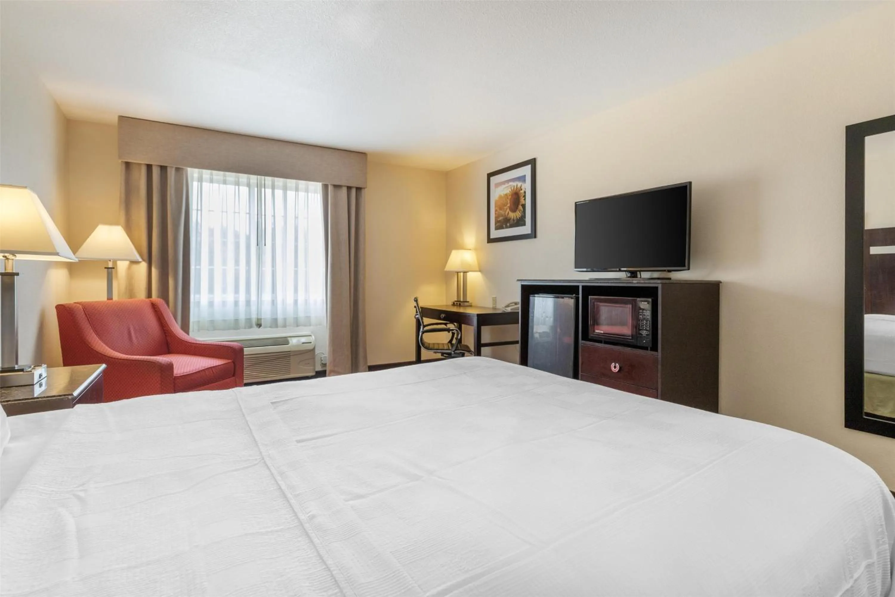 Bedroom, Bed in Best Western Parsons Inn