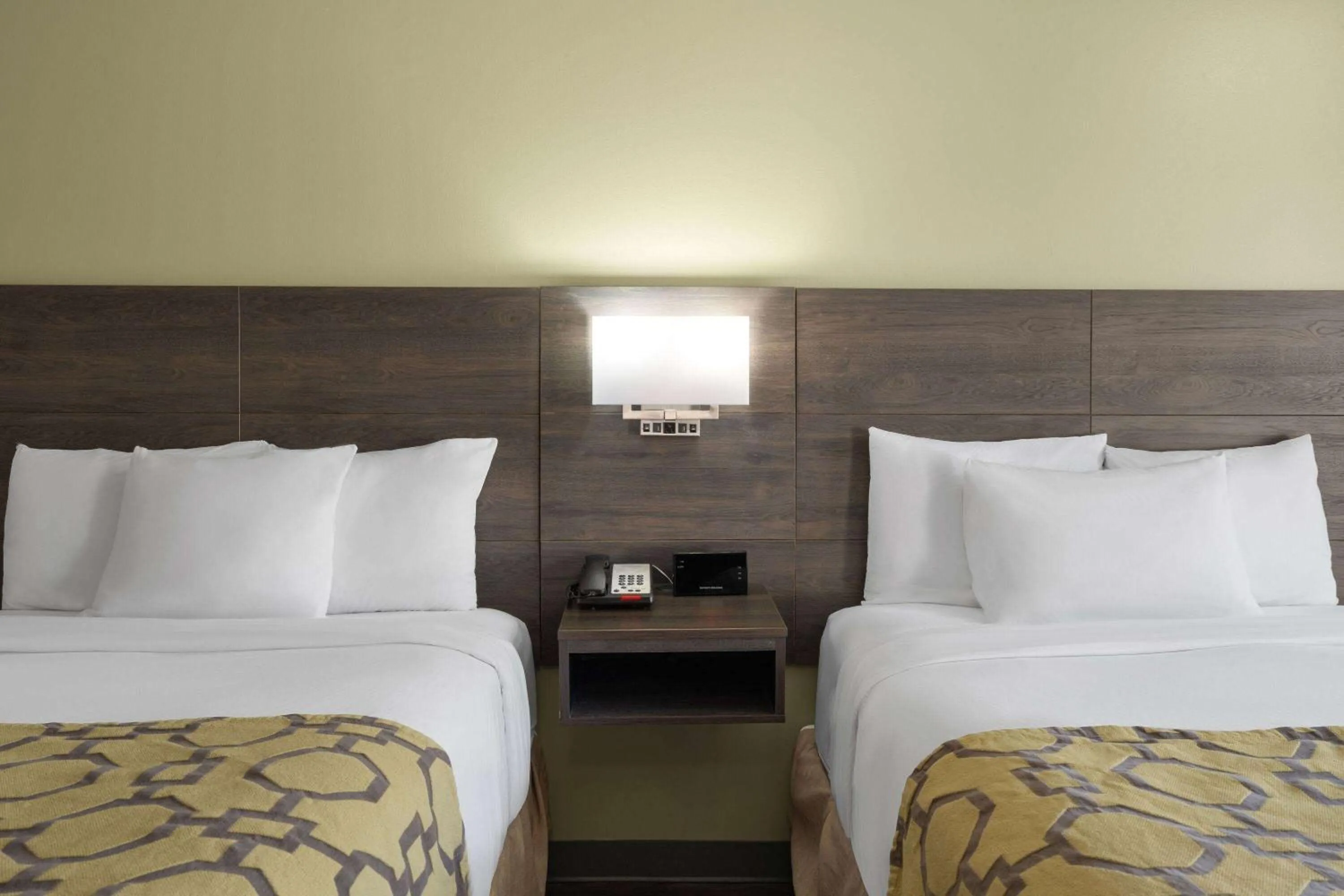 Photo of the whole room, Bed in Baymont by Wyndham Kingsland