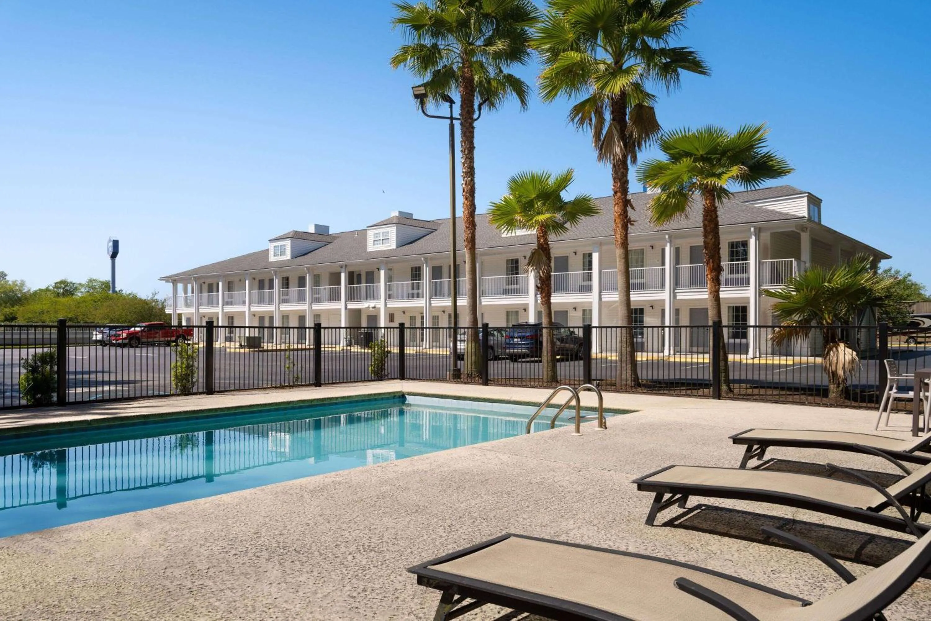 Swimming pool in Baymont by Wyndham Kingsland