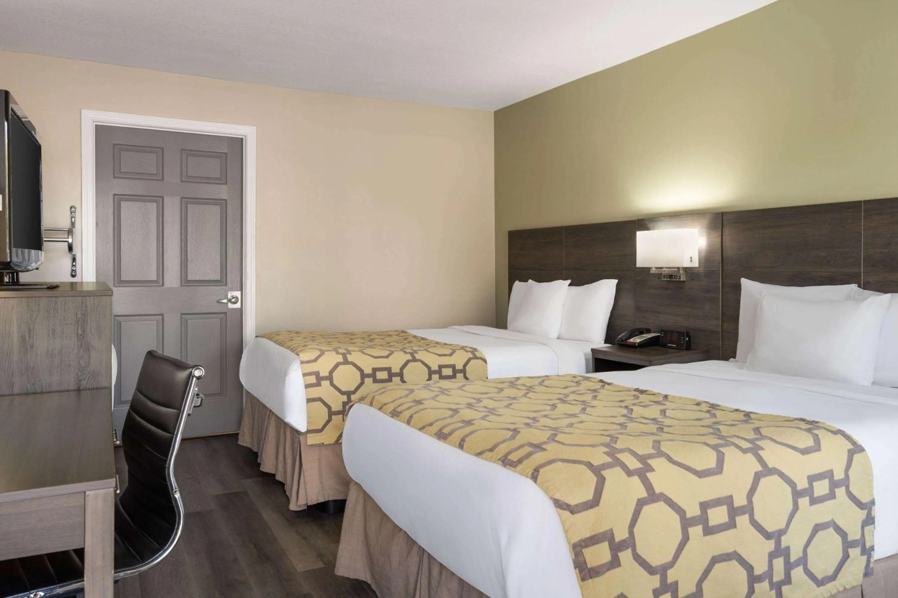 Photo of the whole room, Bed in Baymont by Wyndham Kingsland