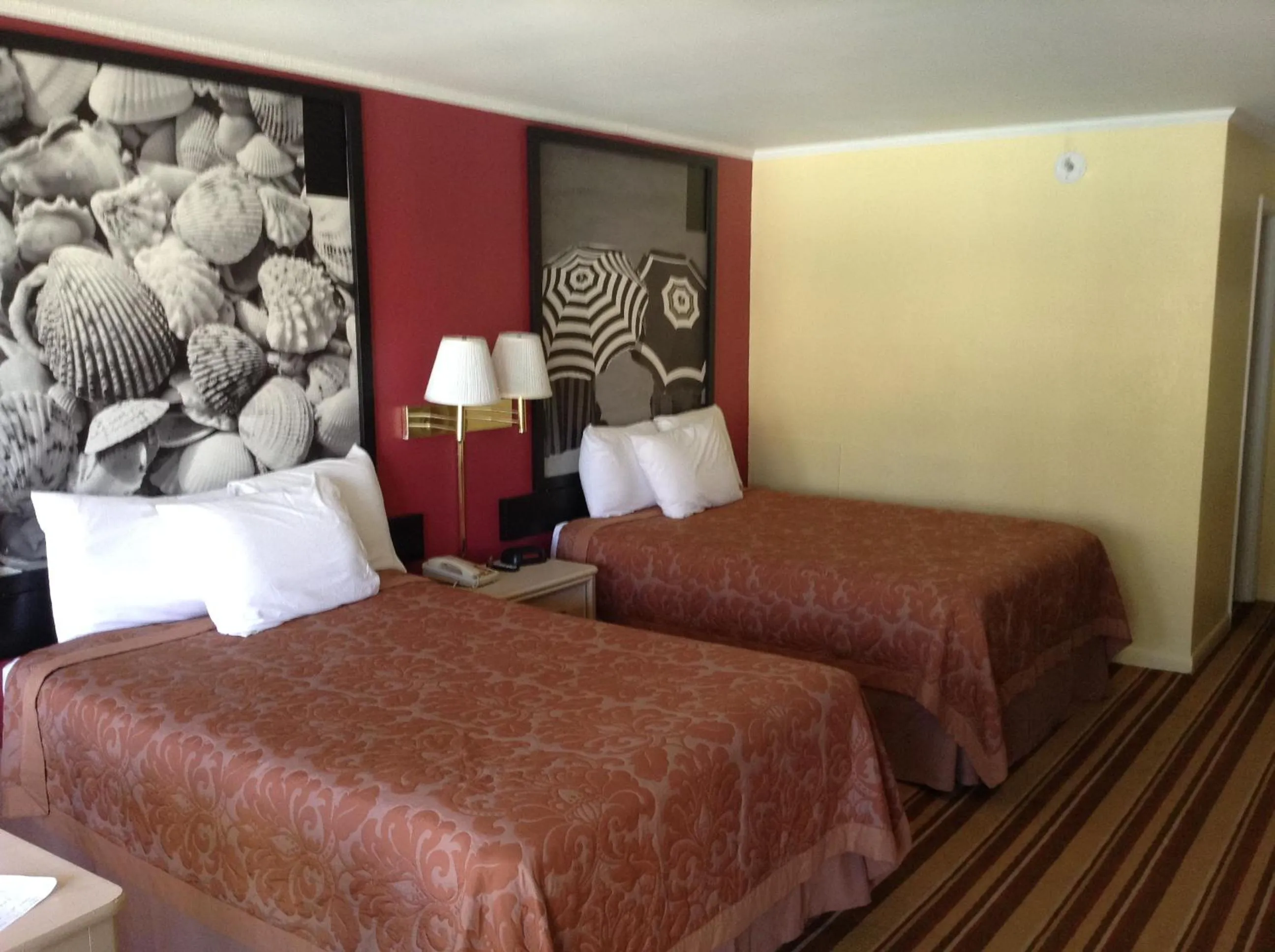 Bed in Royal Palace Inn and Suites Myrtle Beach Ocean Blvd