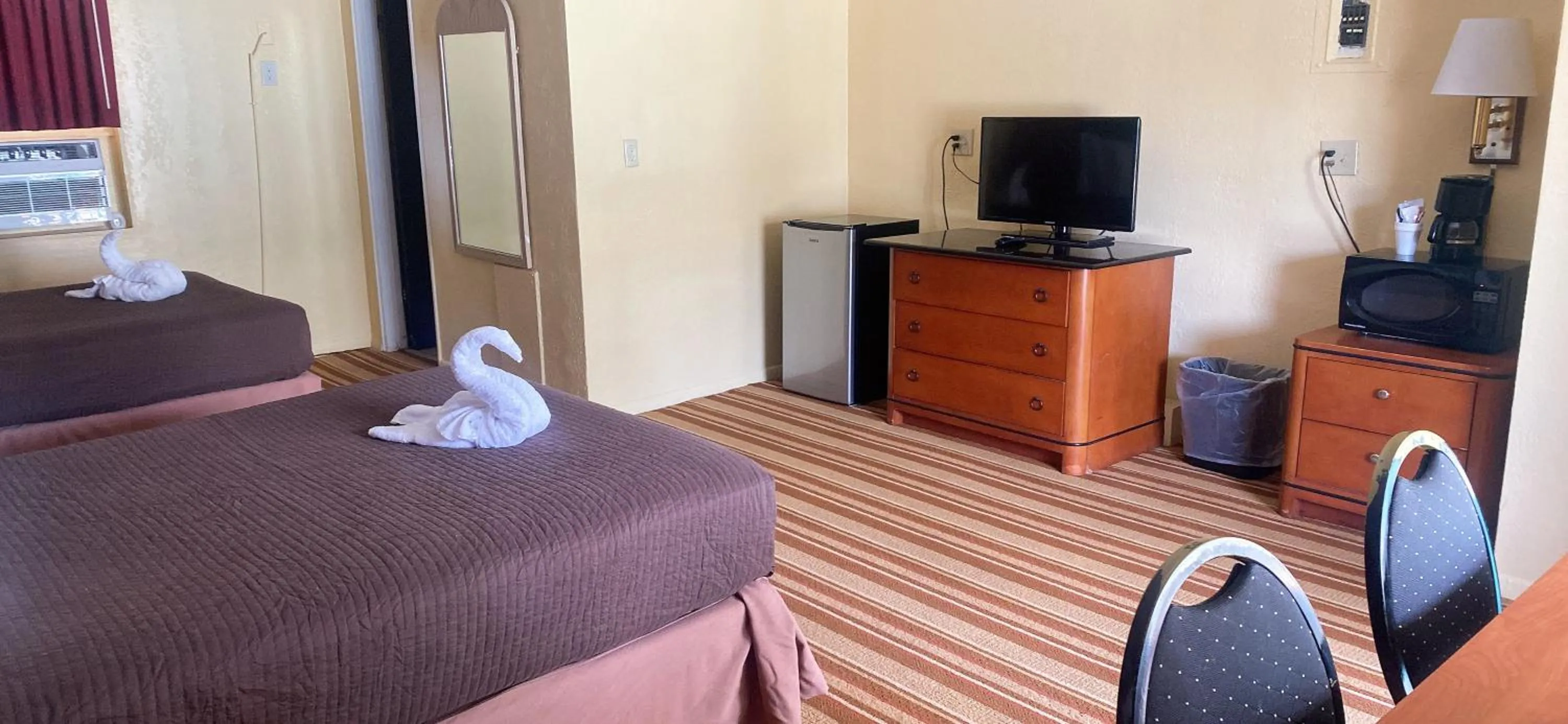 Bed in Royal Palace Inn and Suites Myrtle Beach Ocean Blvd