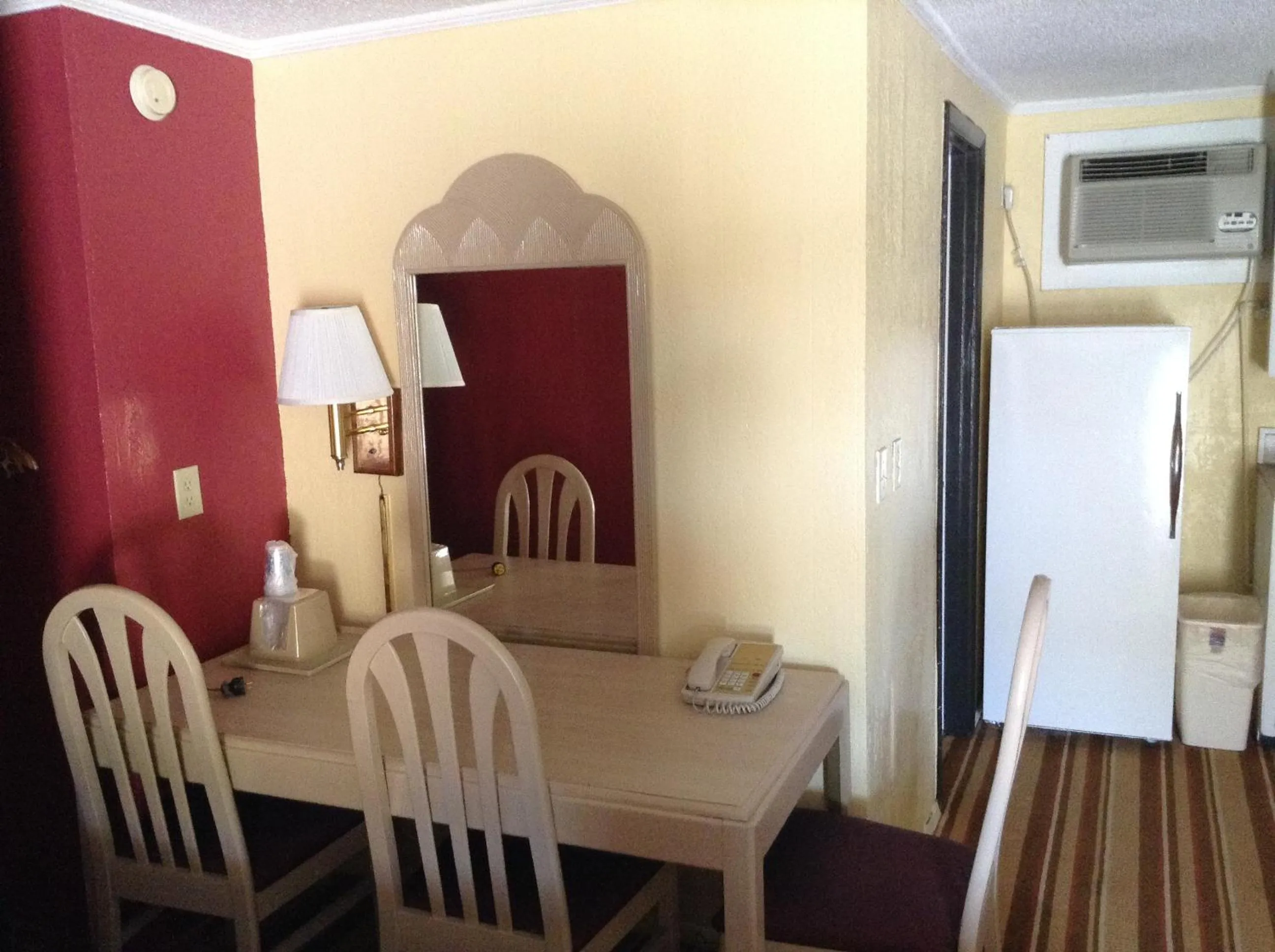 Dining area in Royal Palace Inn and Suites Myrtle Beach Ocean Blvd