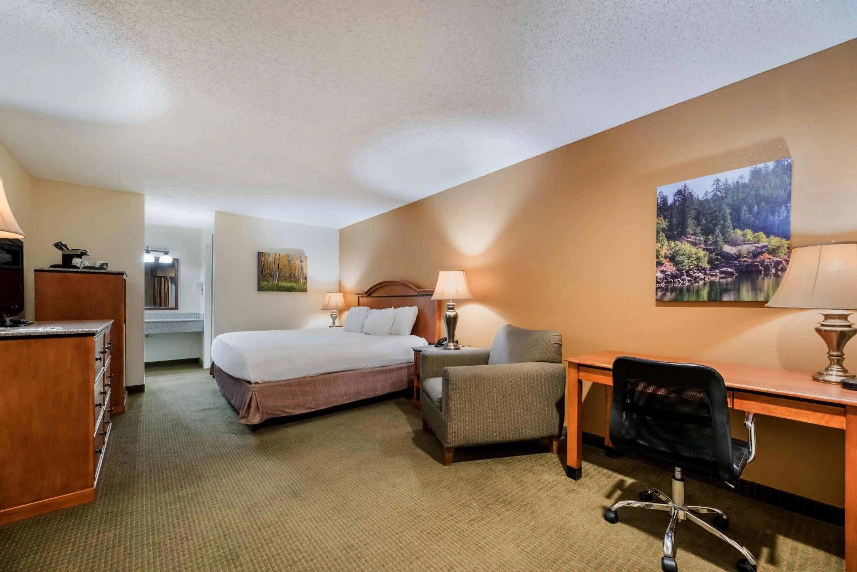 Bedroom in Best Western Sunrise Inn